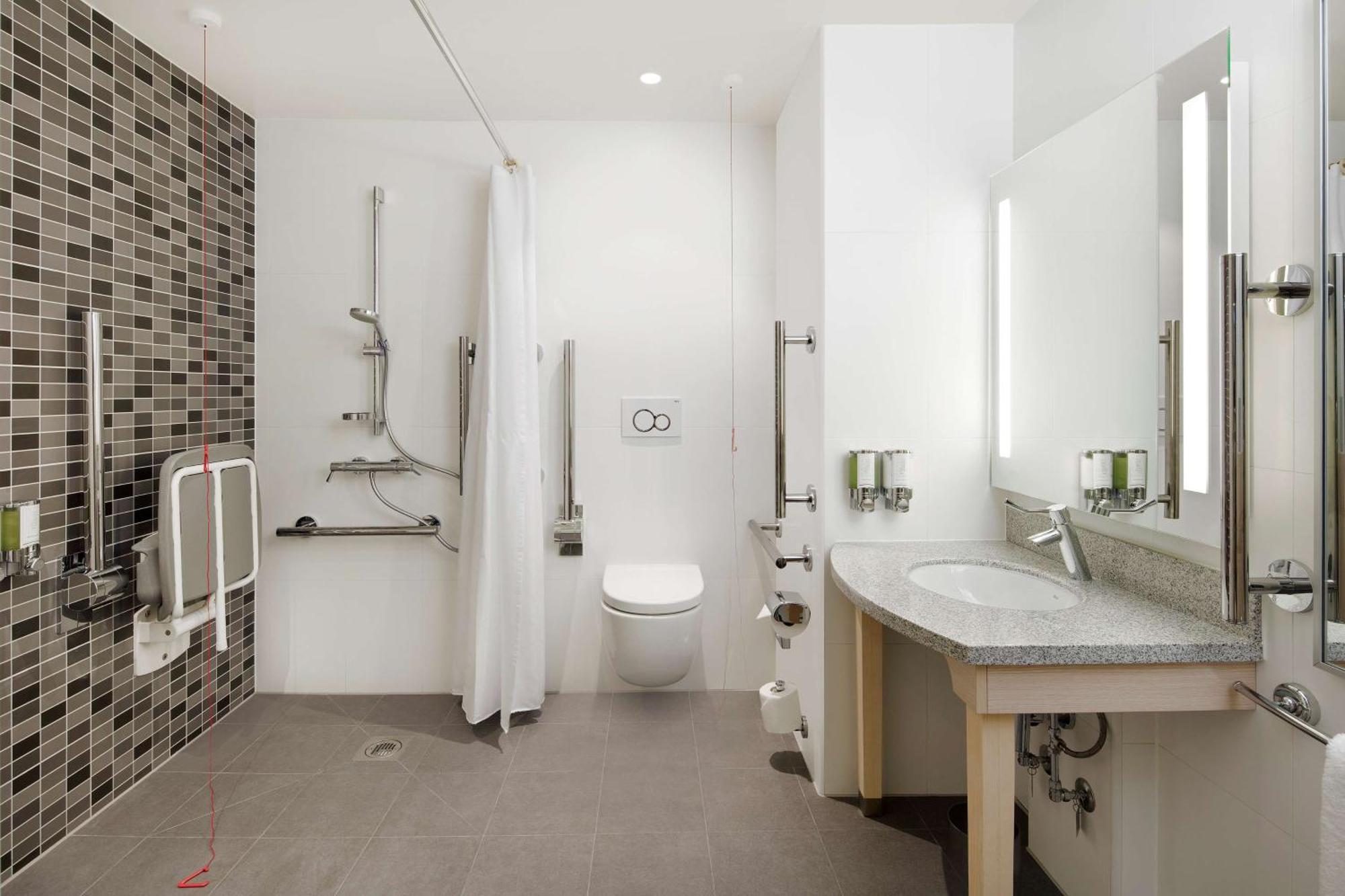 Queen Room Accessible