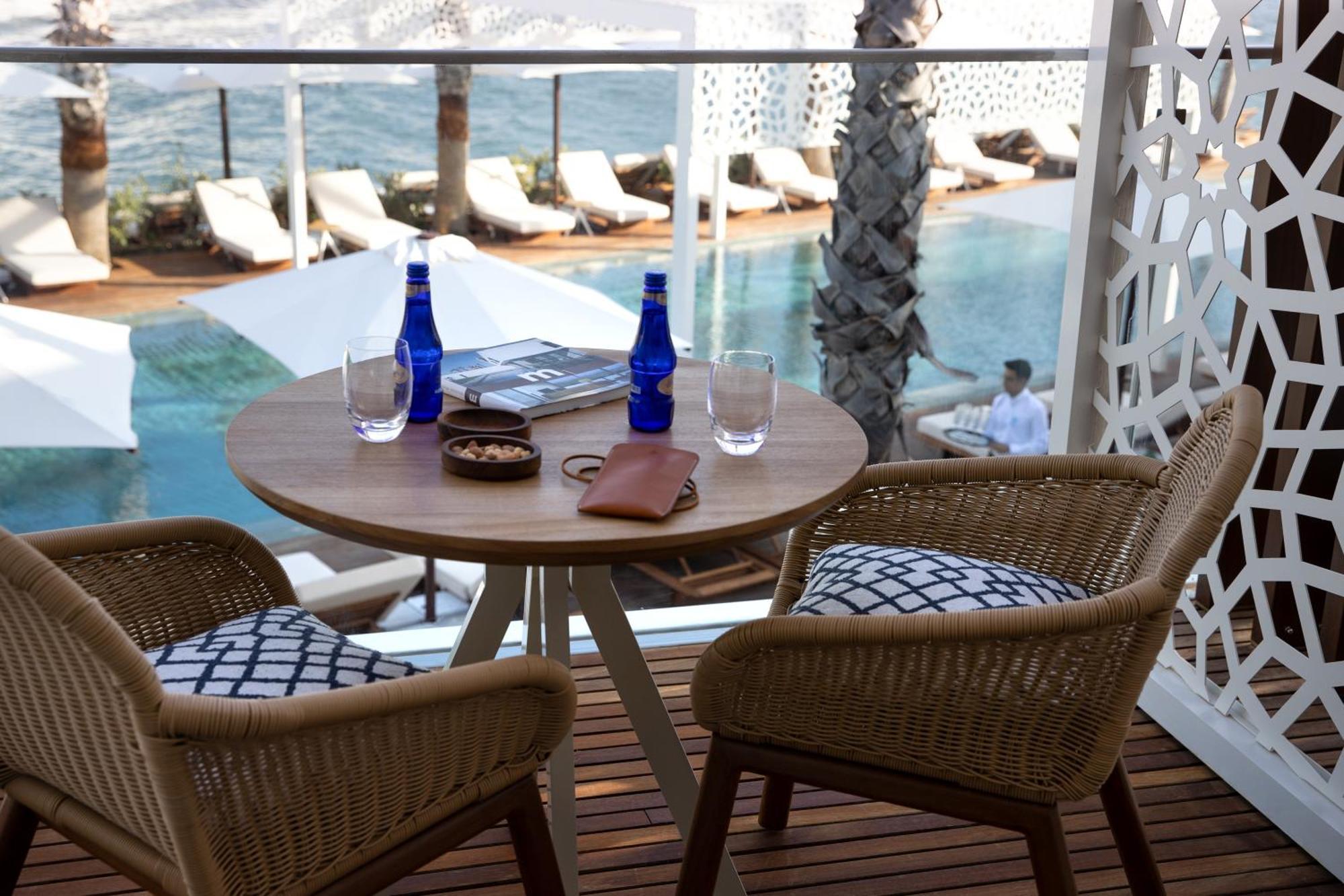 Poolfront Junior King Suite