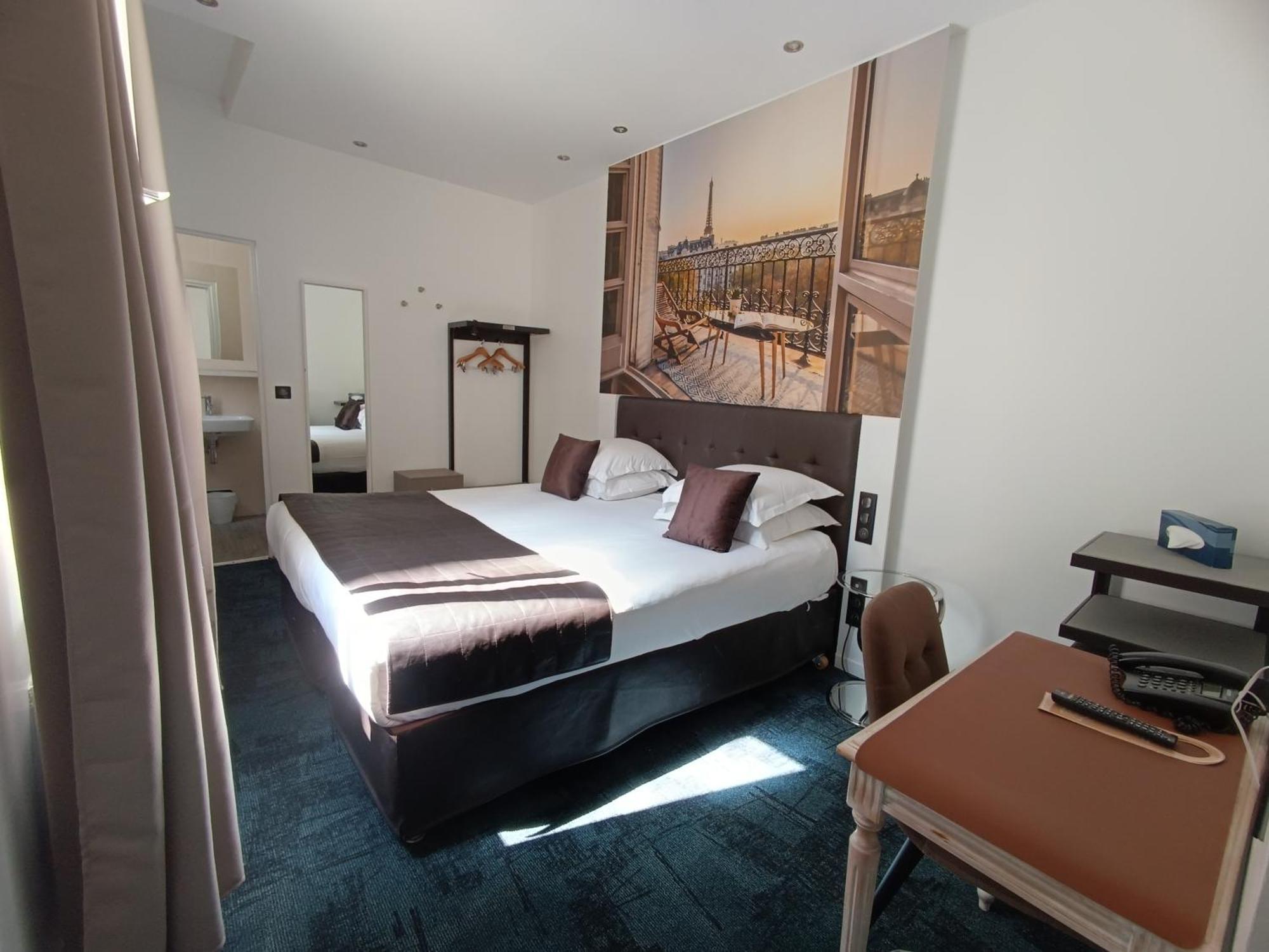 Superior double or twin street view or courtyard