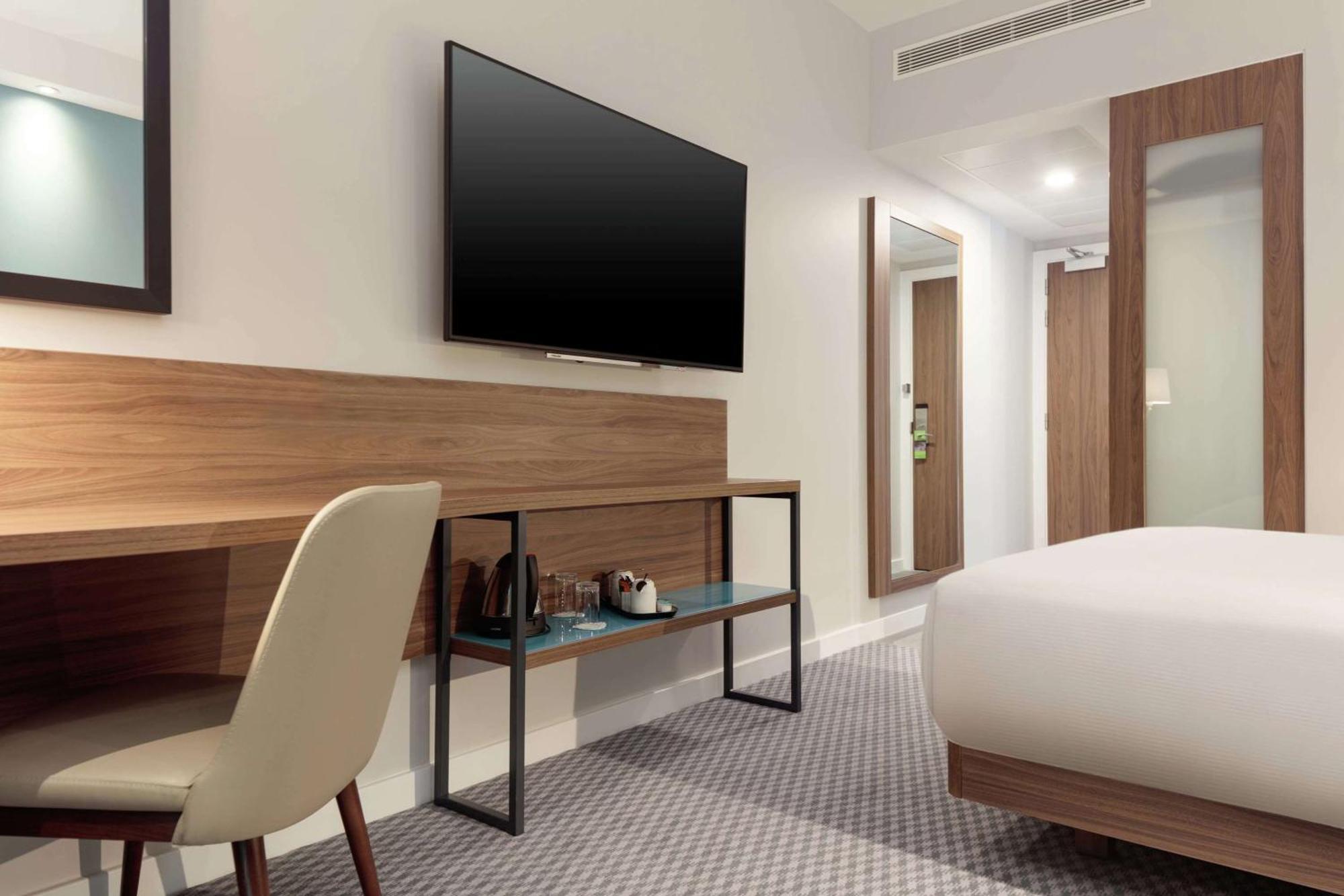 Queen Room UK King Bed
