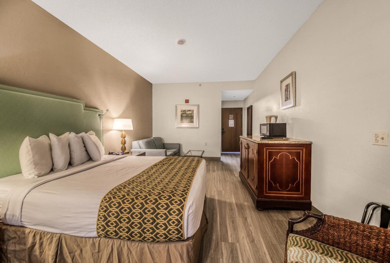 King Room Mobility or Hearing Access Roll Shower Non-Smoking