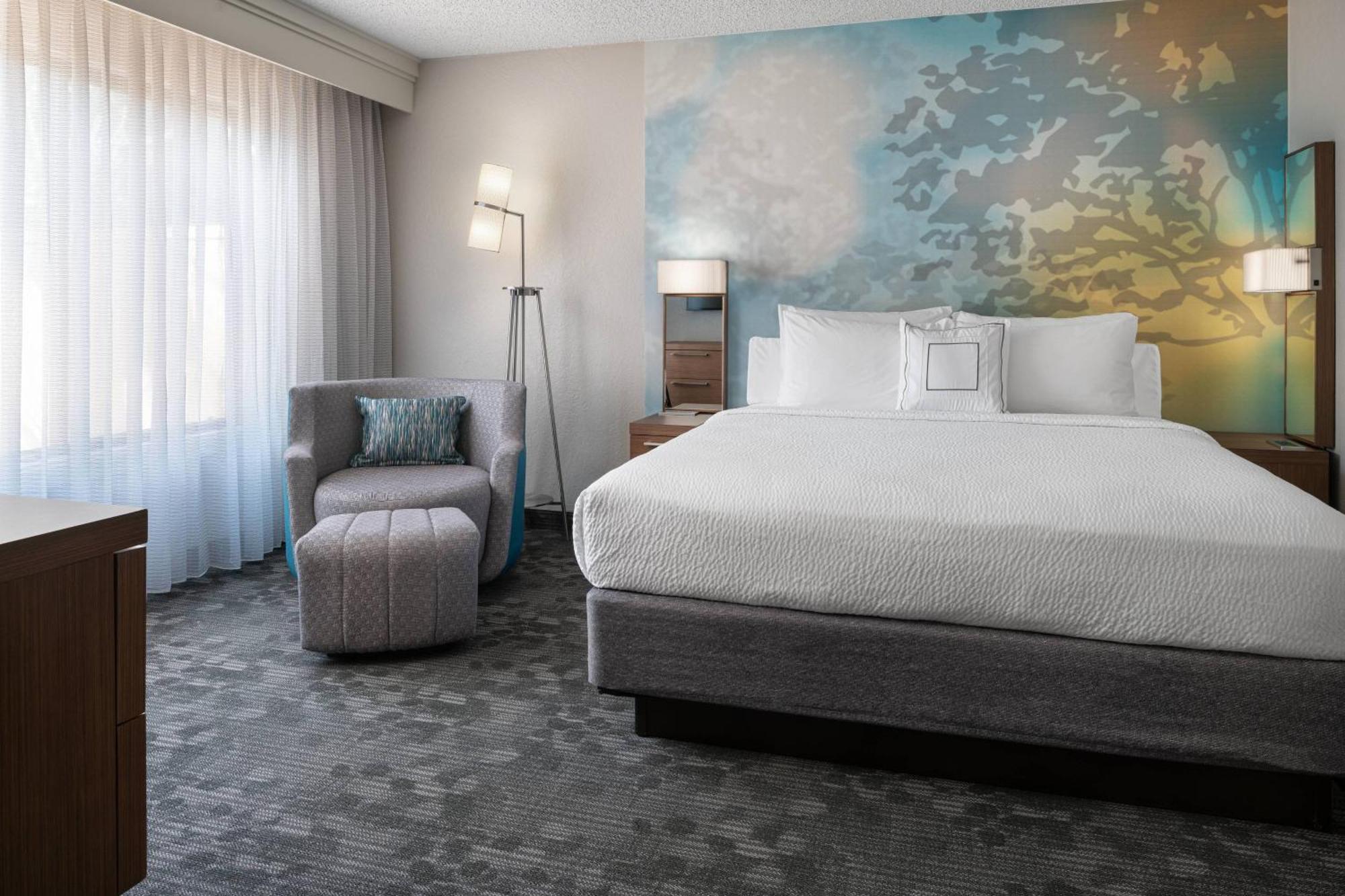 Suite con cama extragrande y sofá cama