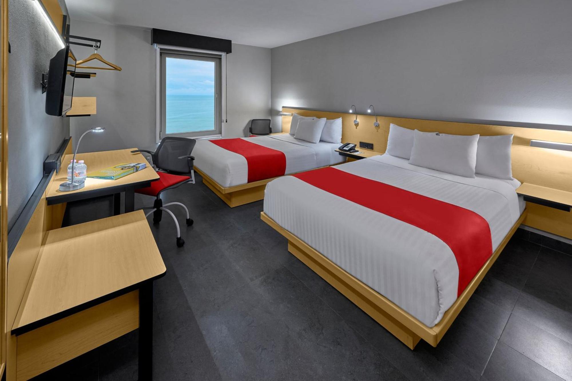 Doppelzimmer mit 2 Doppelbetten und Meerblick