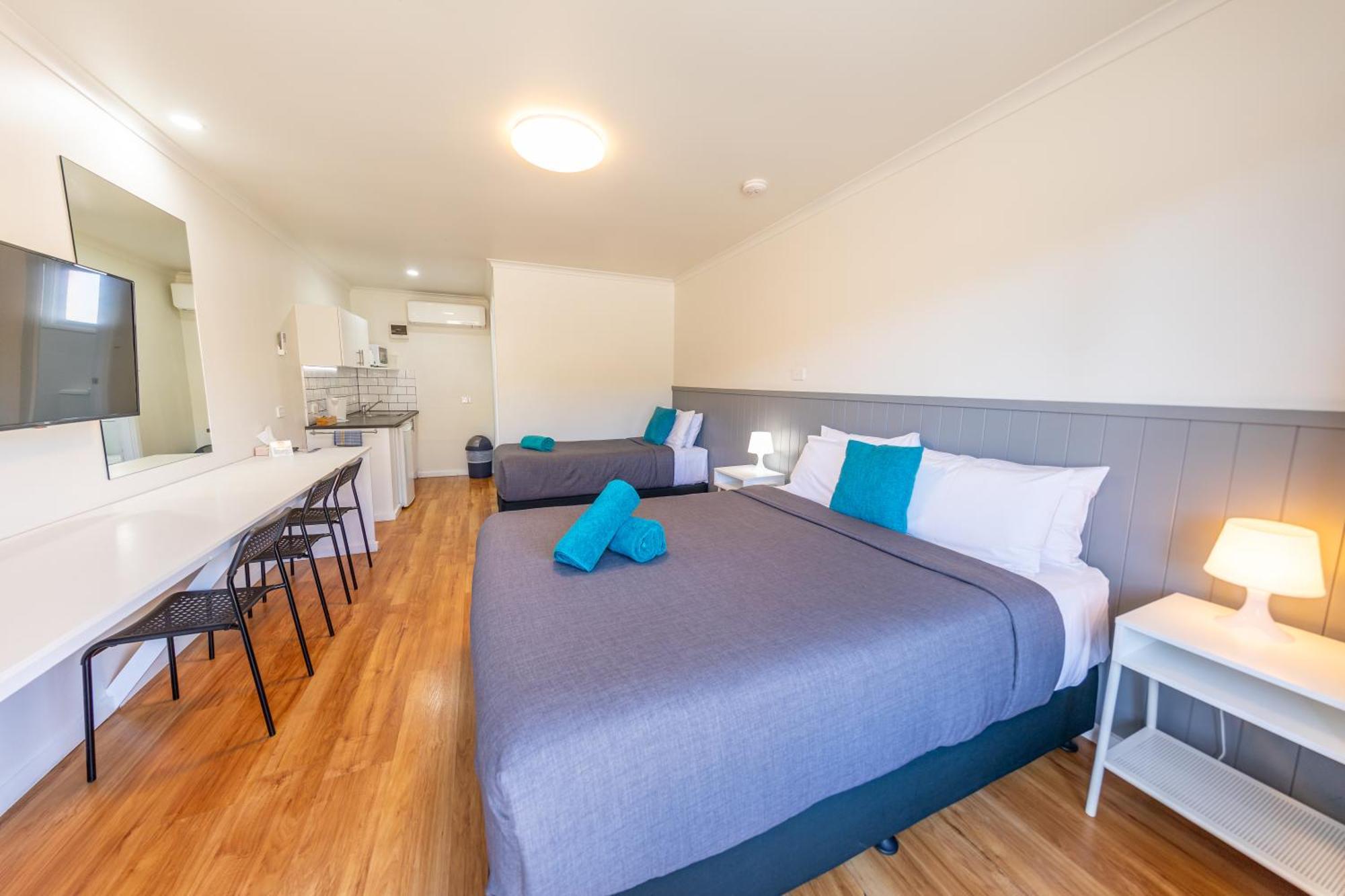 Queen Single Kitchenette Not Pet Friendly