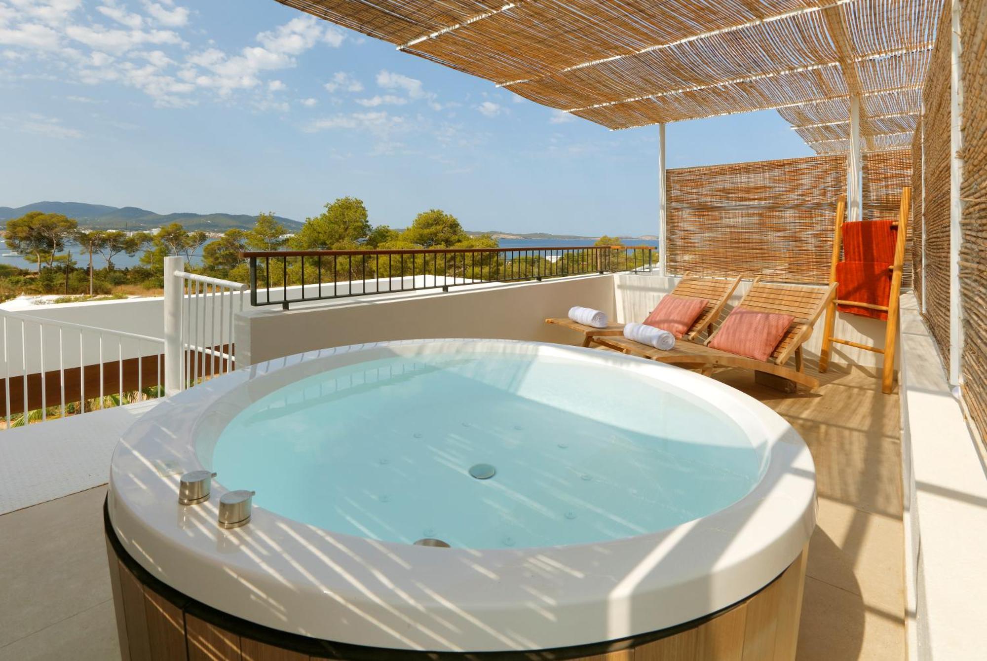 Signature Level Rooftop Jacuzzi Terrace Junior Suite
