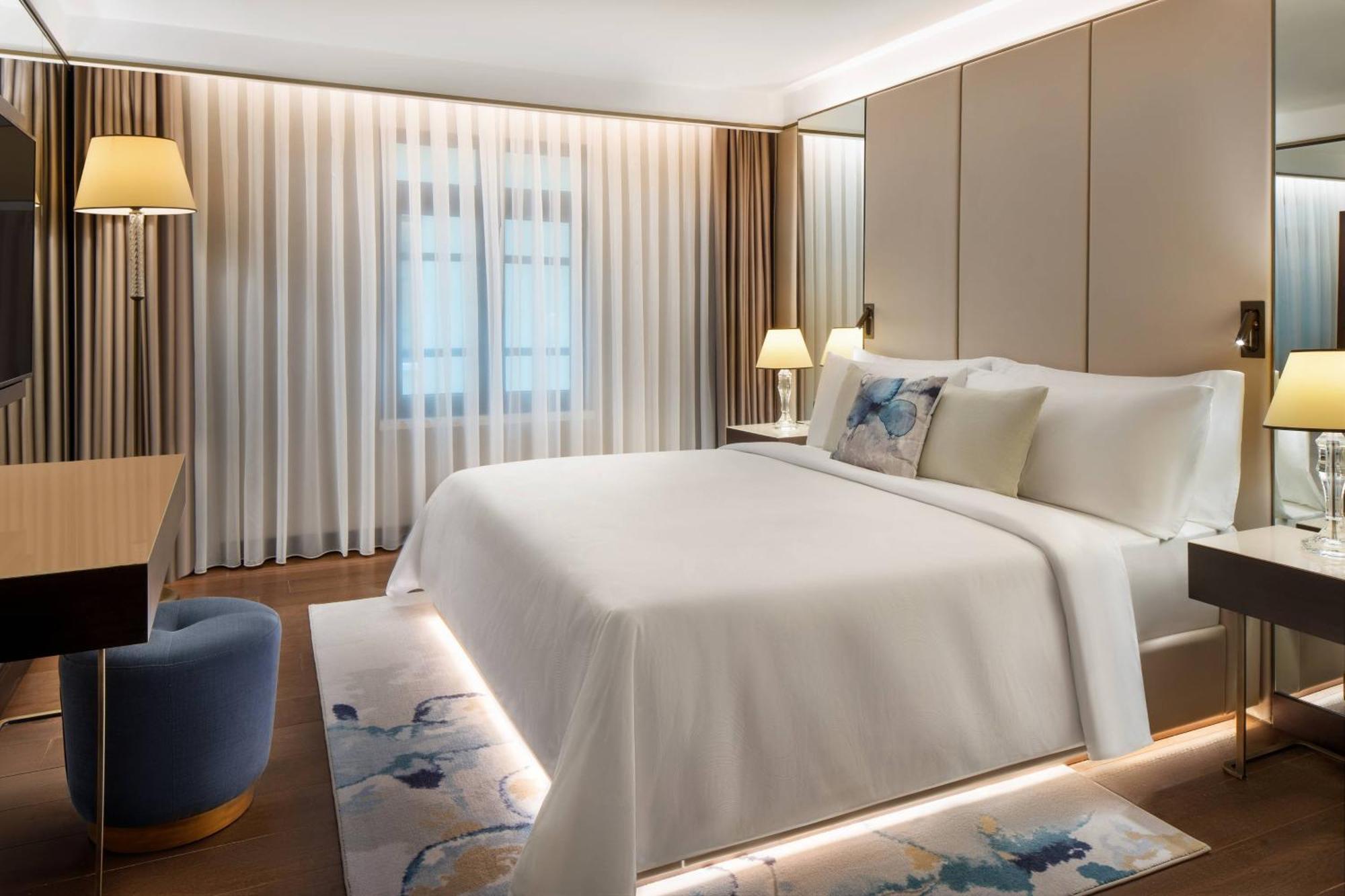 Deluxe King Room City View