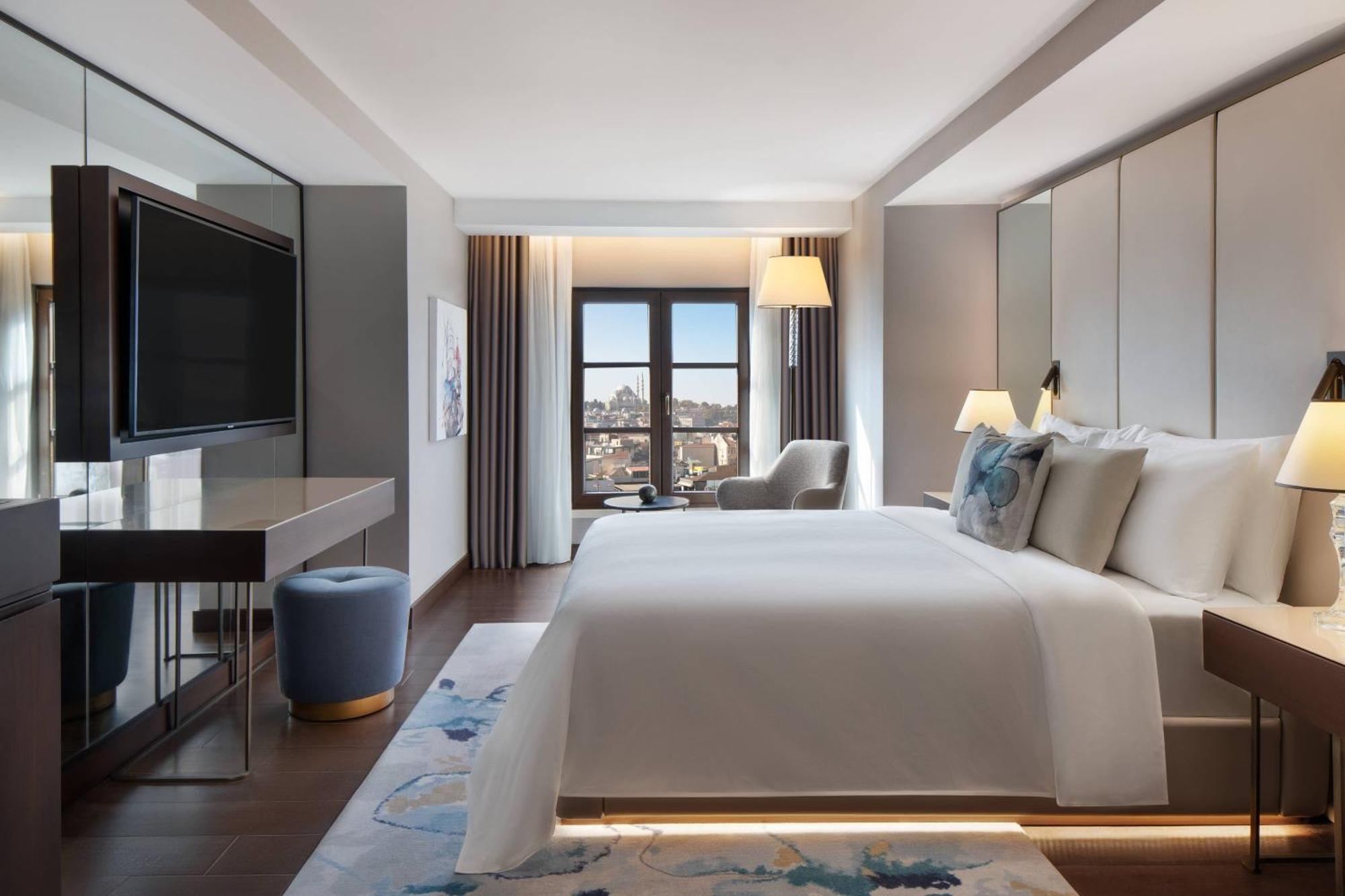 Deluxe King Room City View