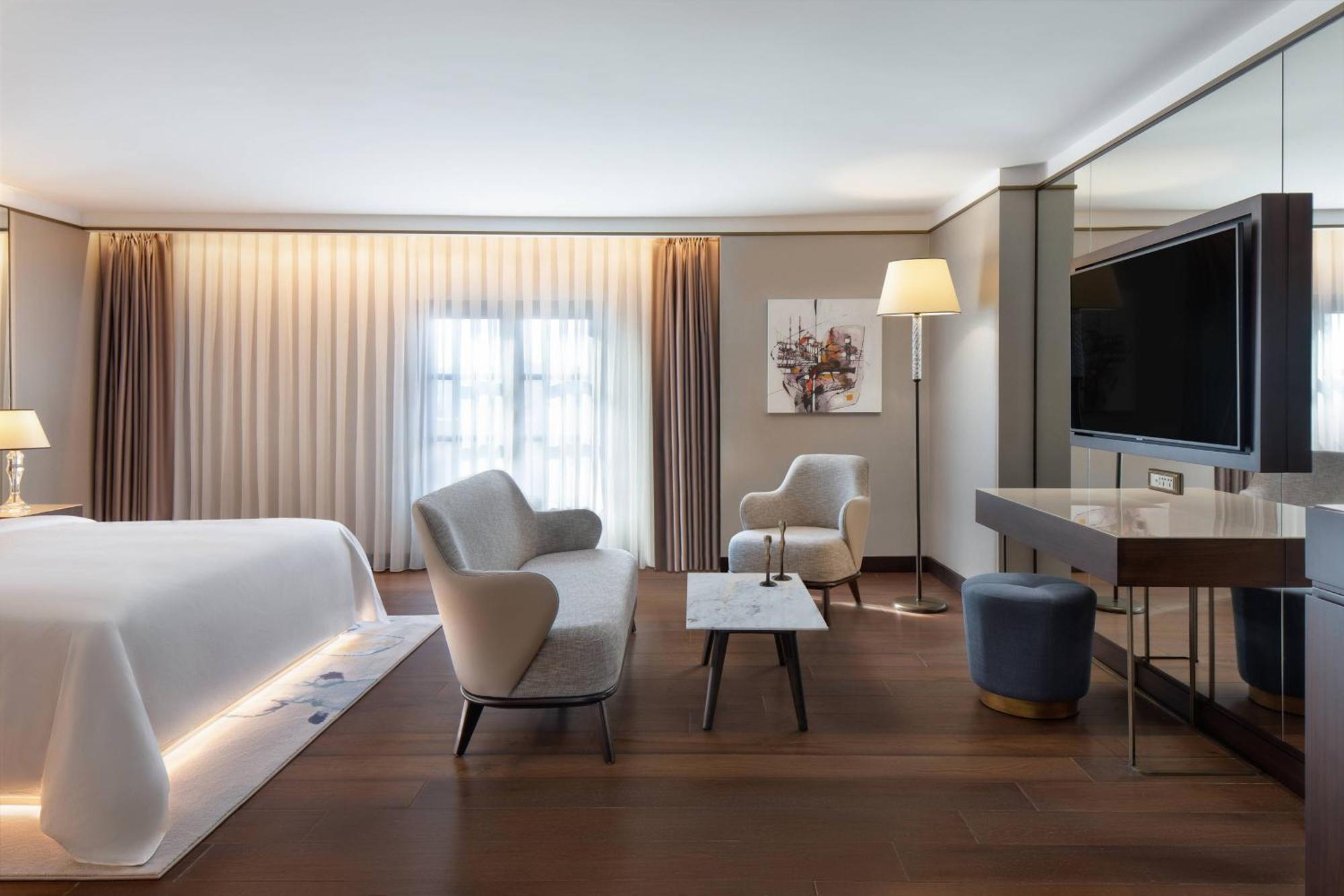 Superior King Room Panoramic City View