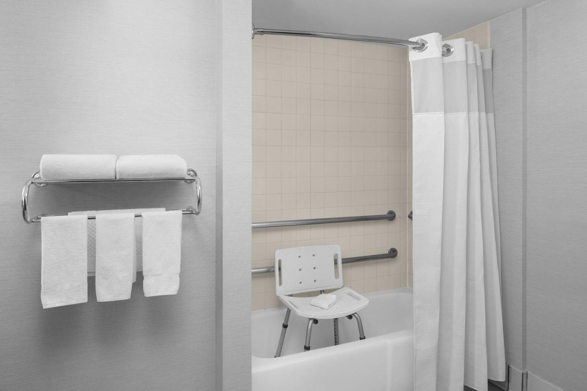 Queen Room Bathtub Mobility Access or Hearing Accessible