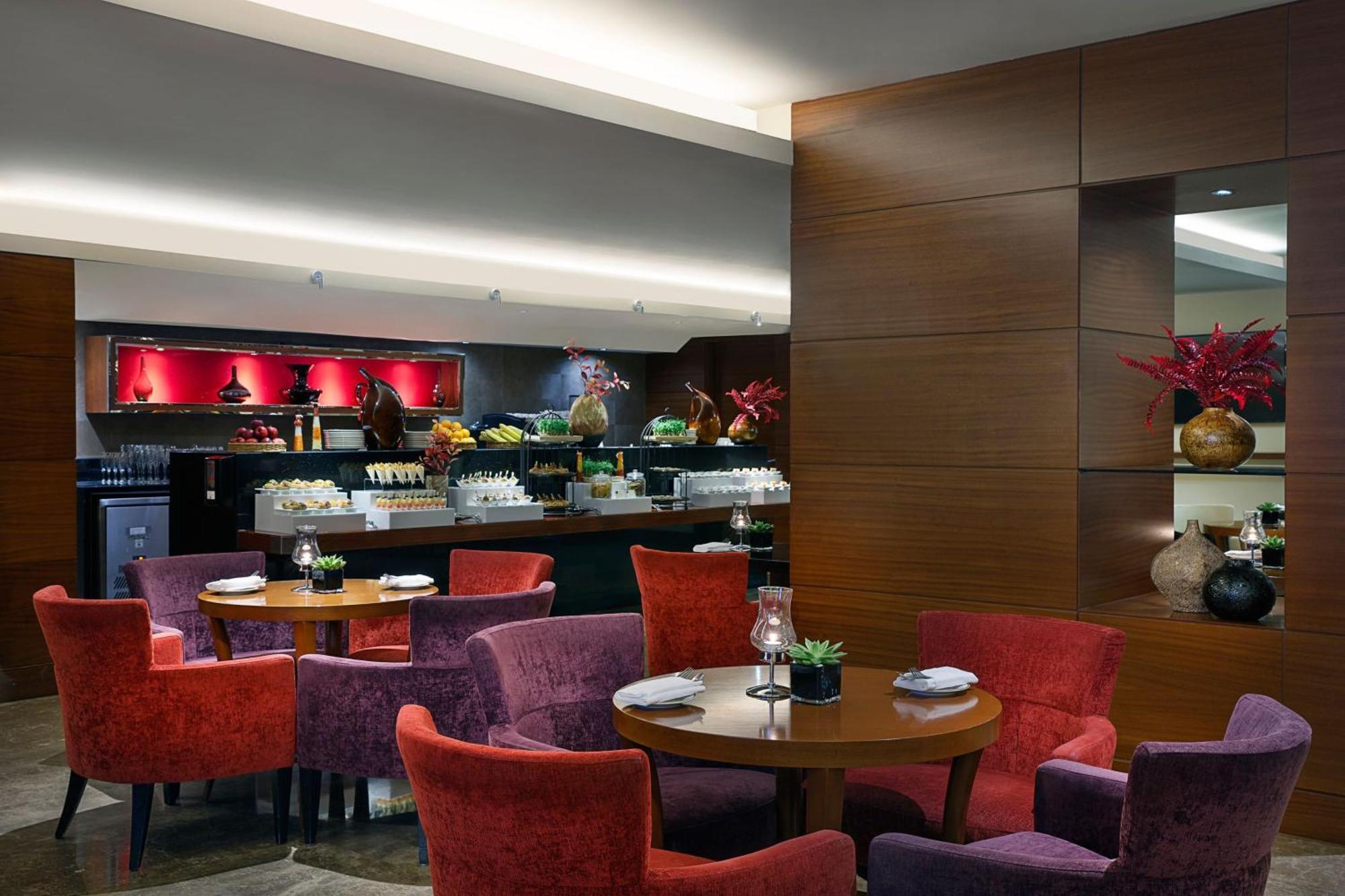 Club Room Club lounge access Guest room 1 King City view,1553742616:JPEG