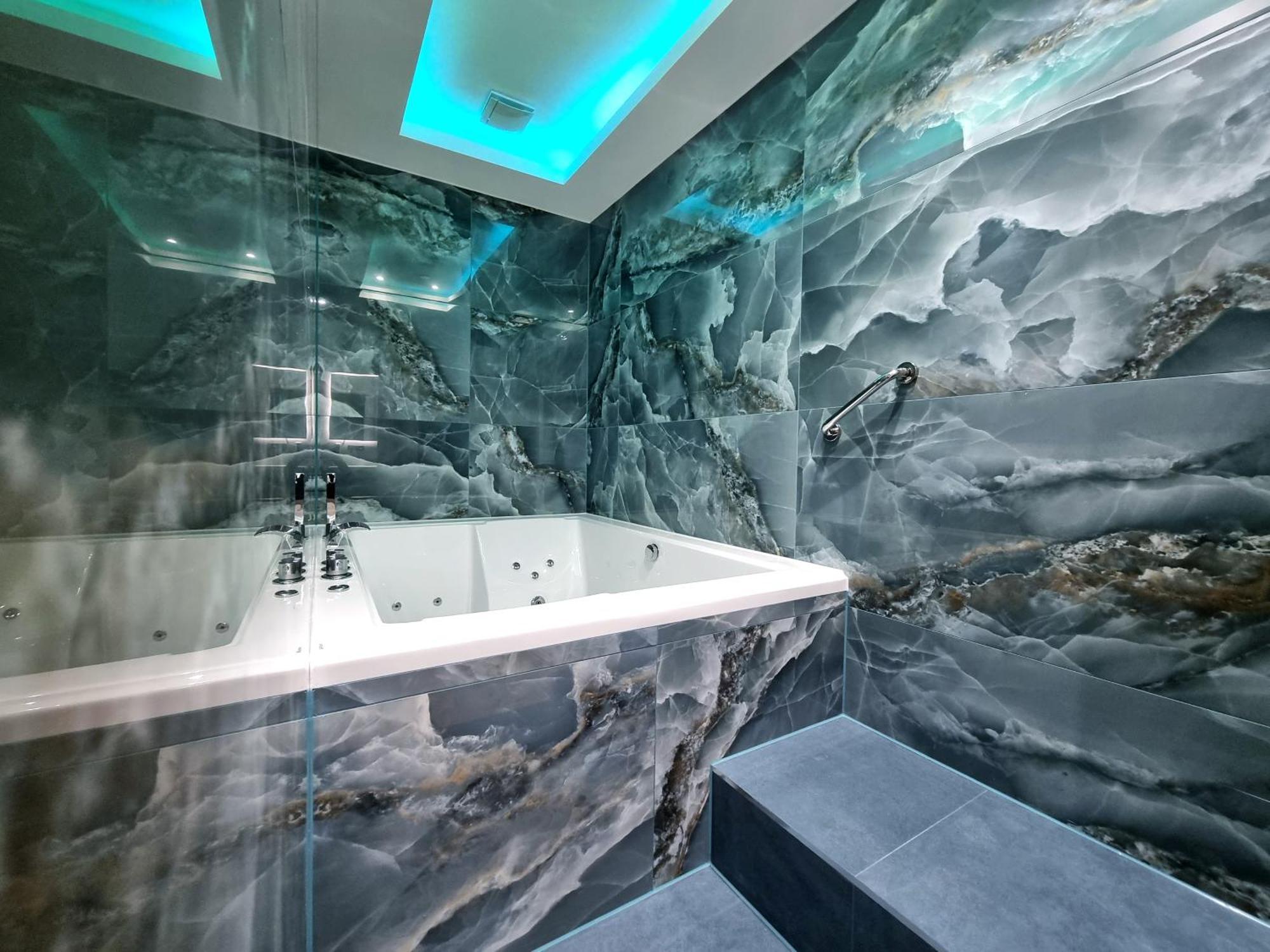 Signature Jacuzzi Suite