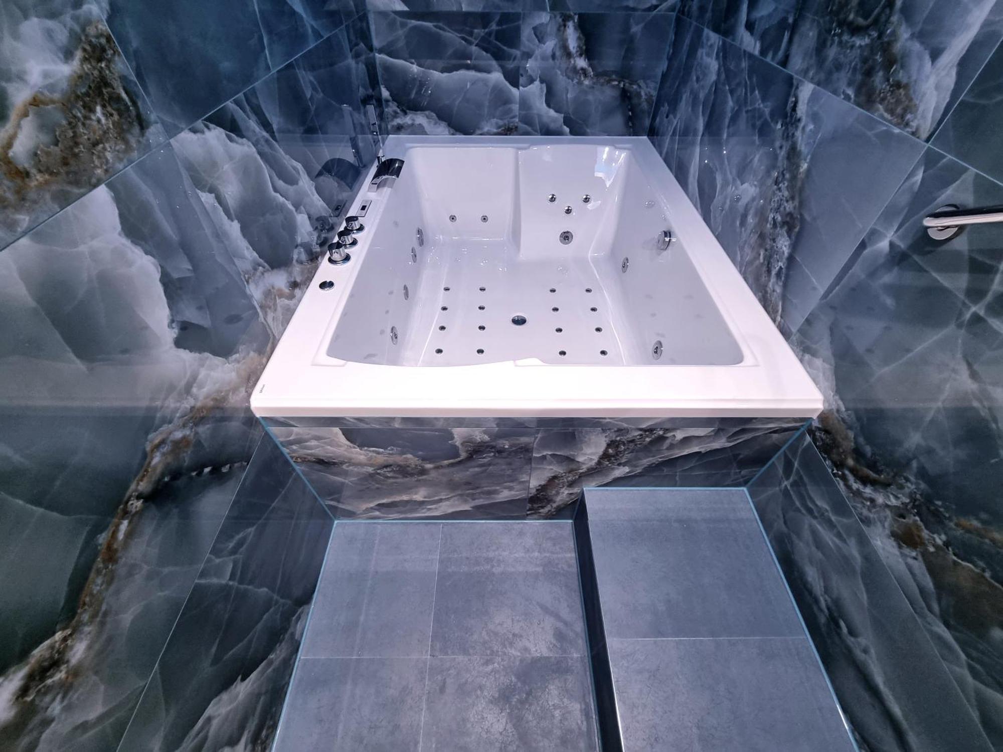 Signature Jacuzzi Suite