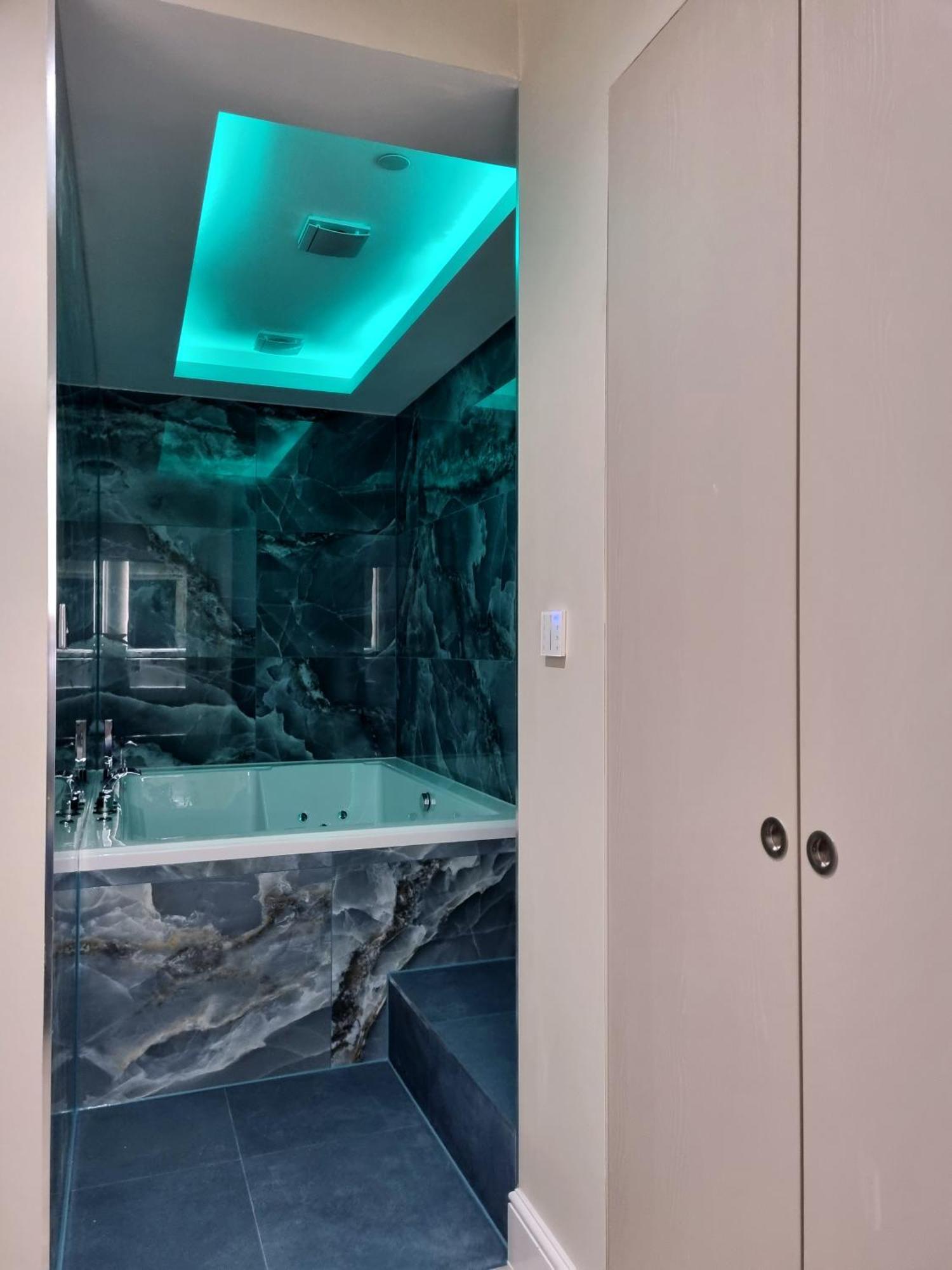 Signature Jacuzzi Suite