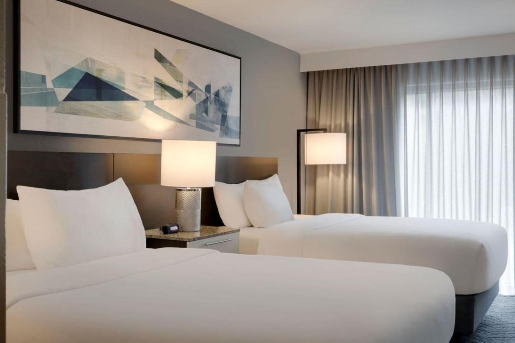 Zimmer mit 2 Queensize-Betten und Poolblick