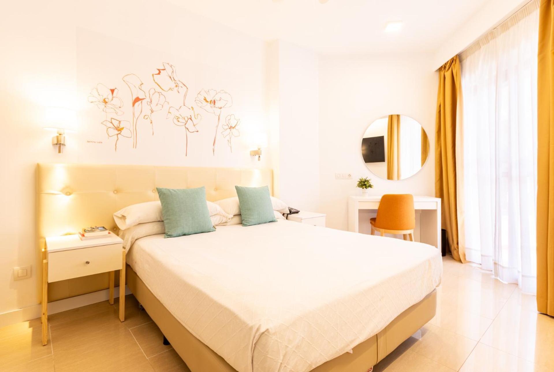 Tweepersoonskamer met 1 of 2 Bedden en Zijdelings Uitzicht op Zee
