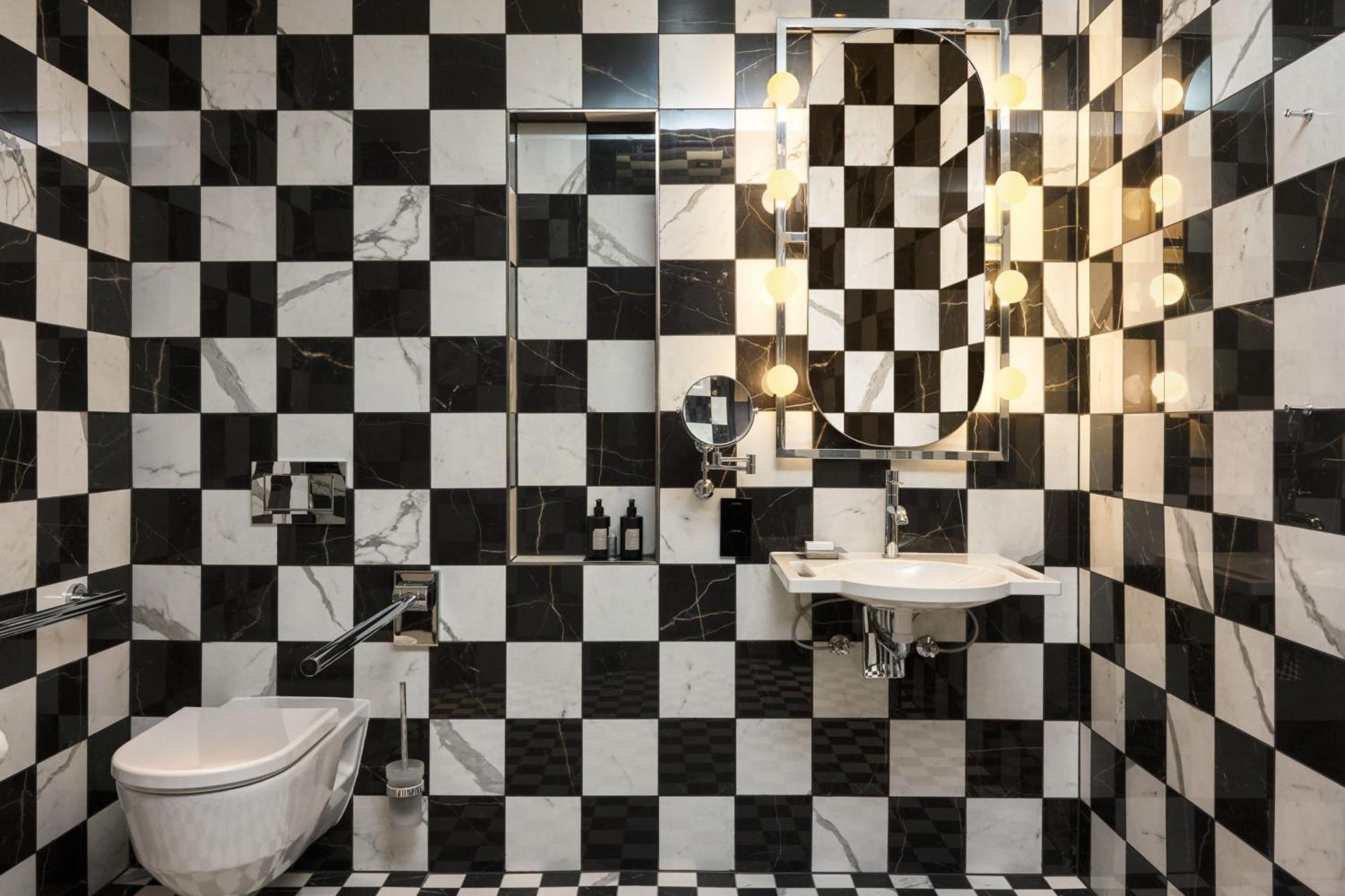 Deluxe Twin Room Street View