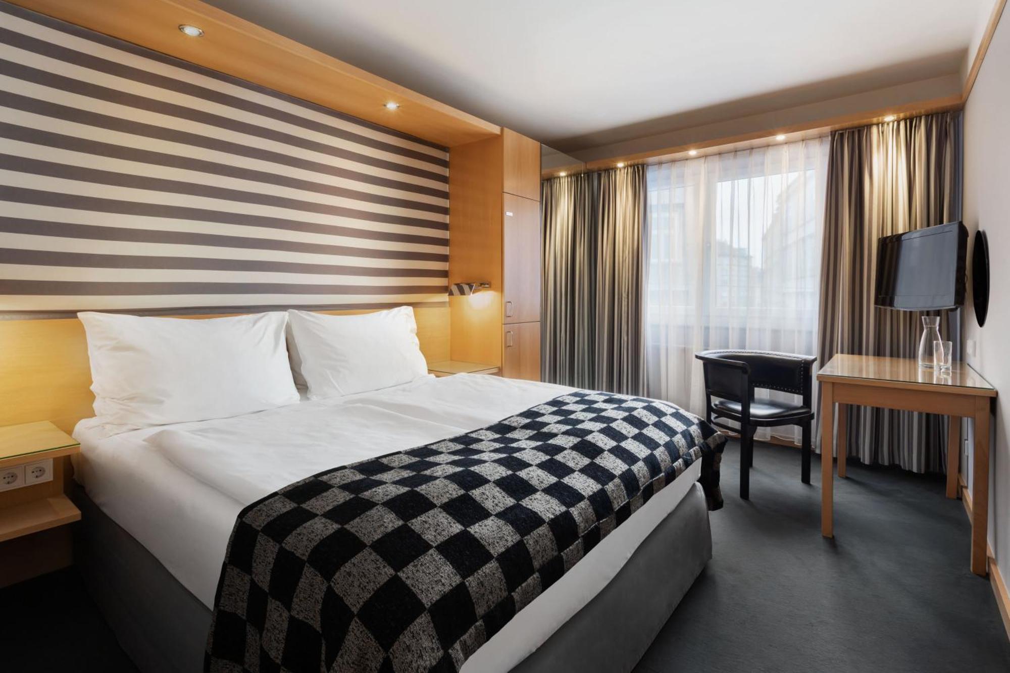 Standard Queen Room