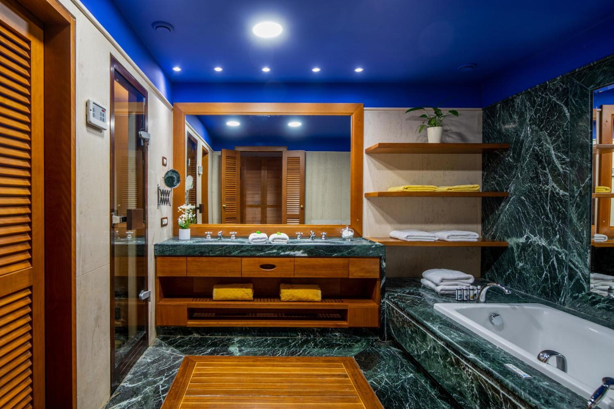 Luxury Hotel or Bungalow Suite Sea View