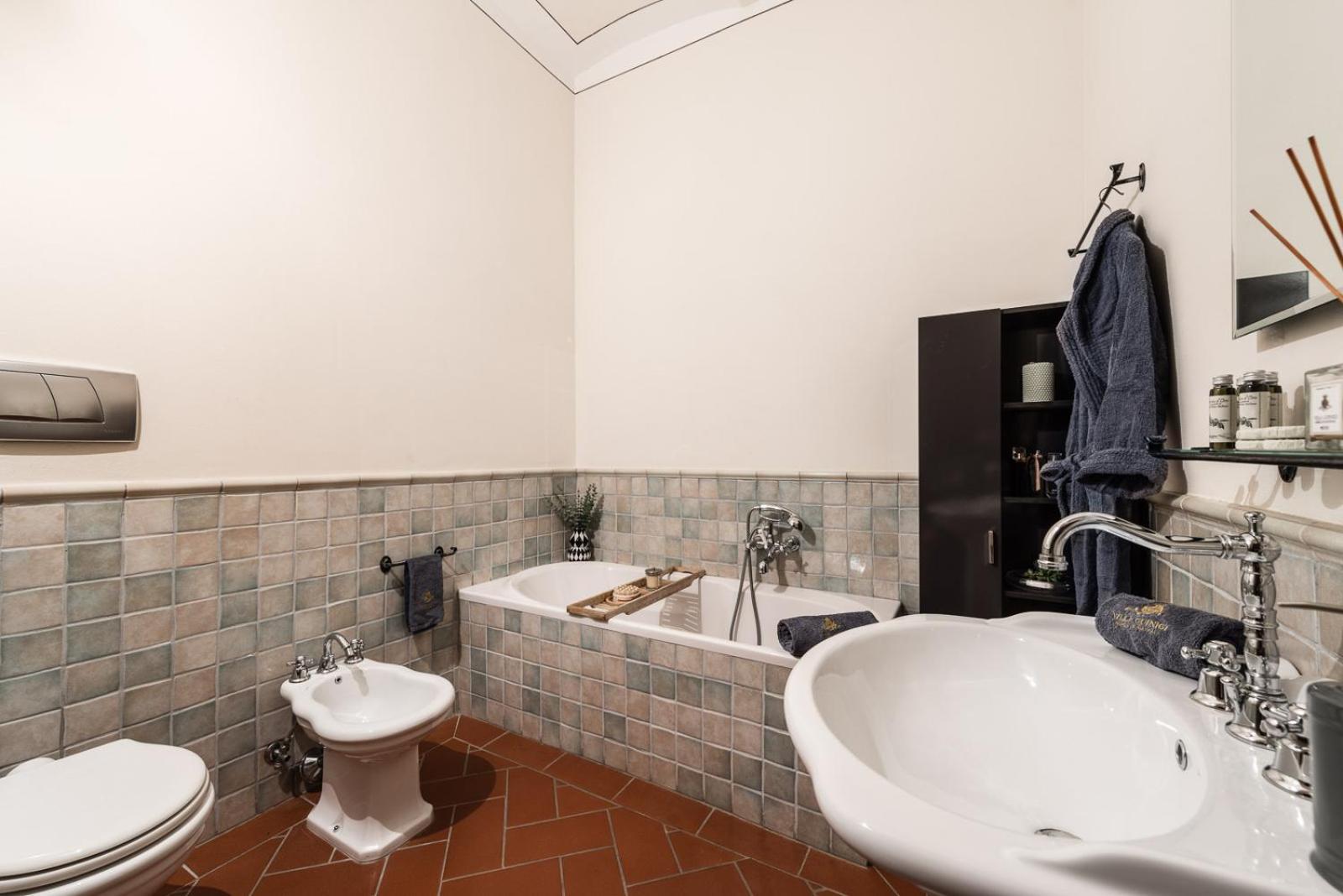 Superior Three-Bedroom Apartment Private Garden