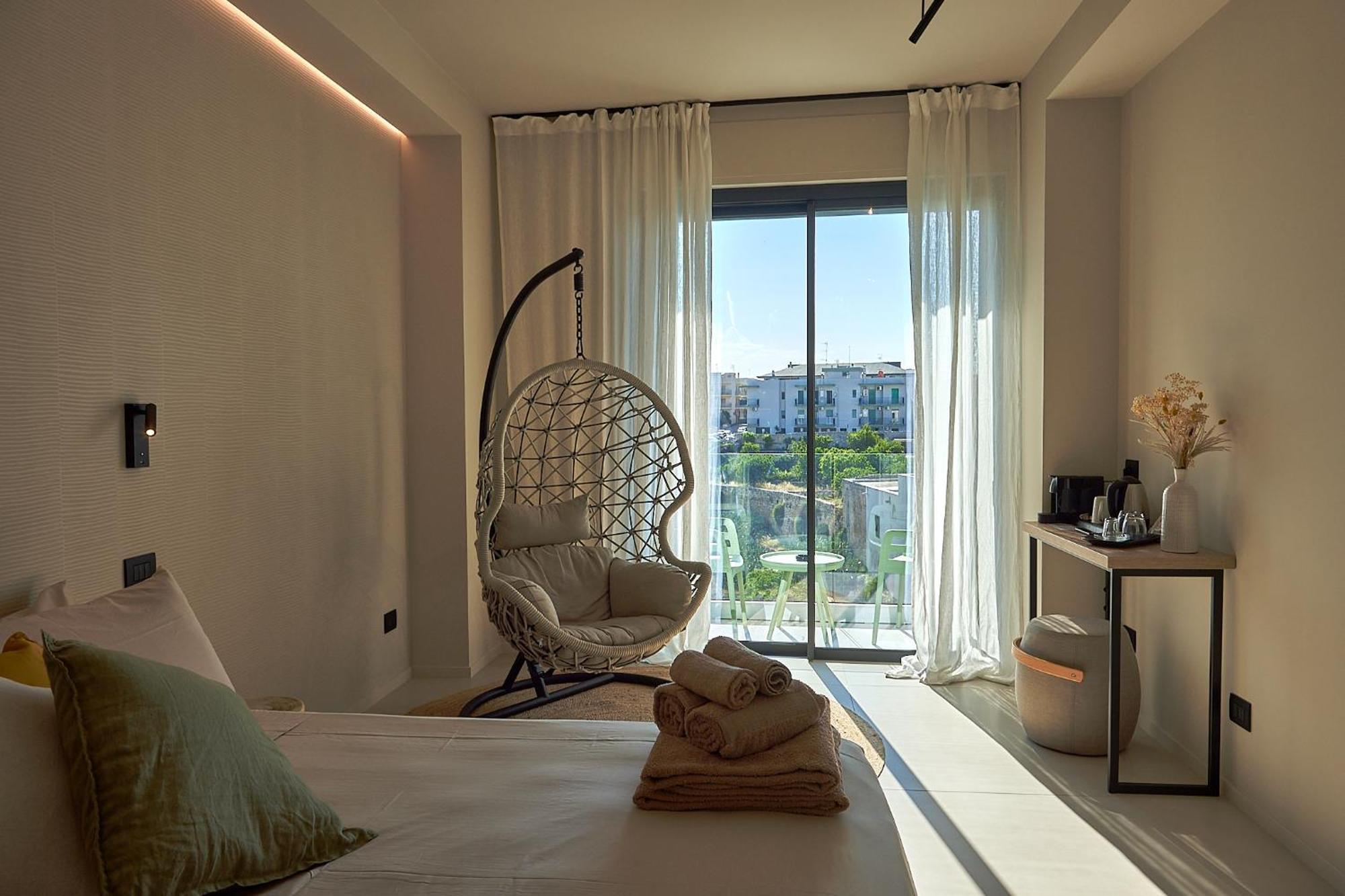 Habitación con cama grande y vistas al mar