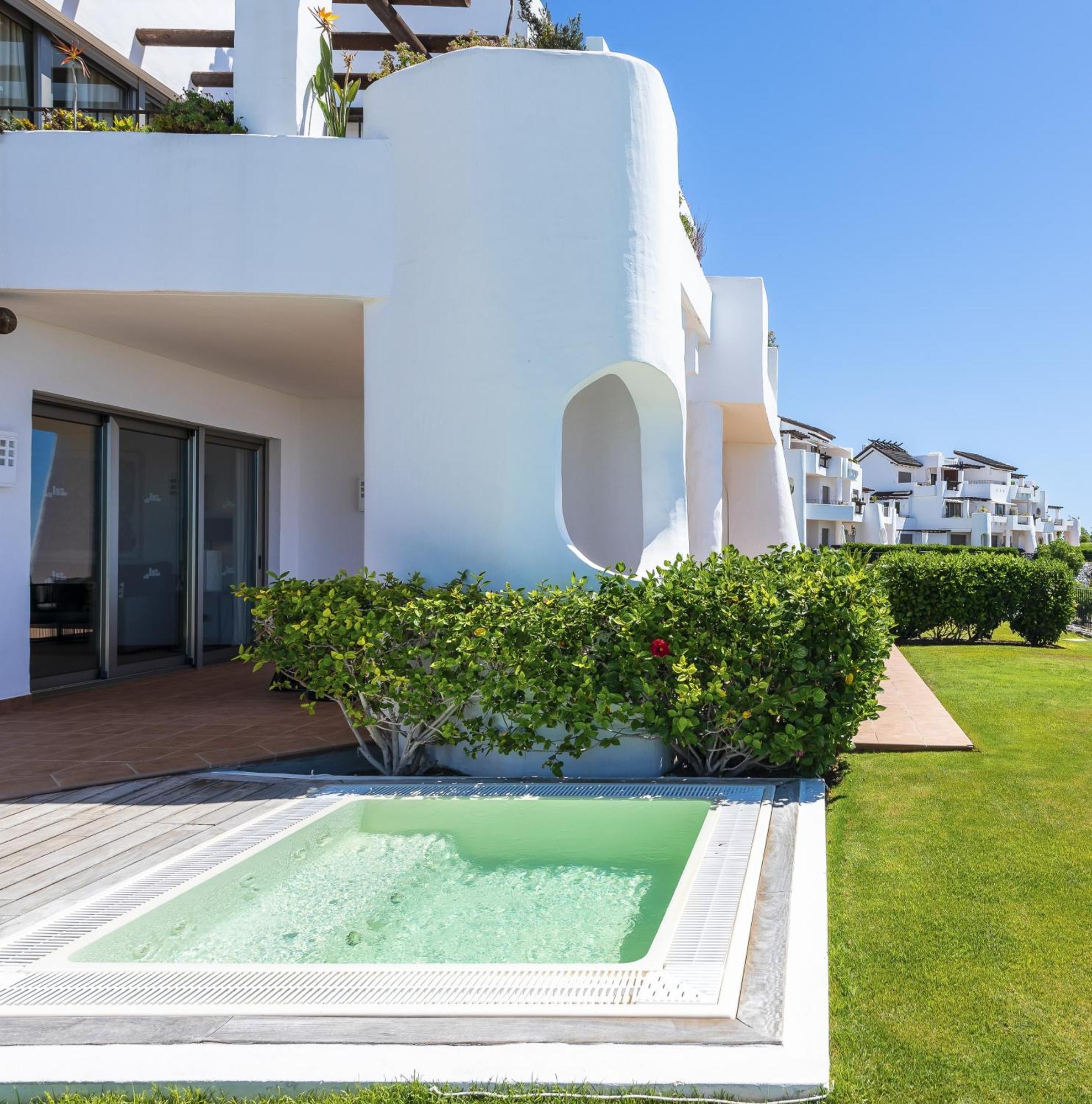 Two-Bedroom Suite Jacuzzi Partial Sea View
