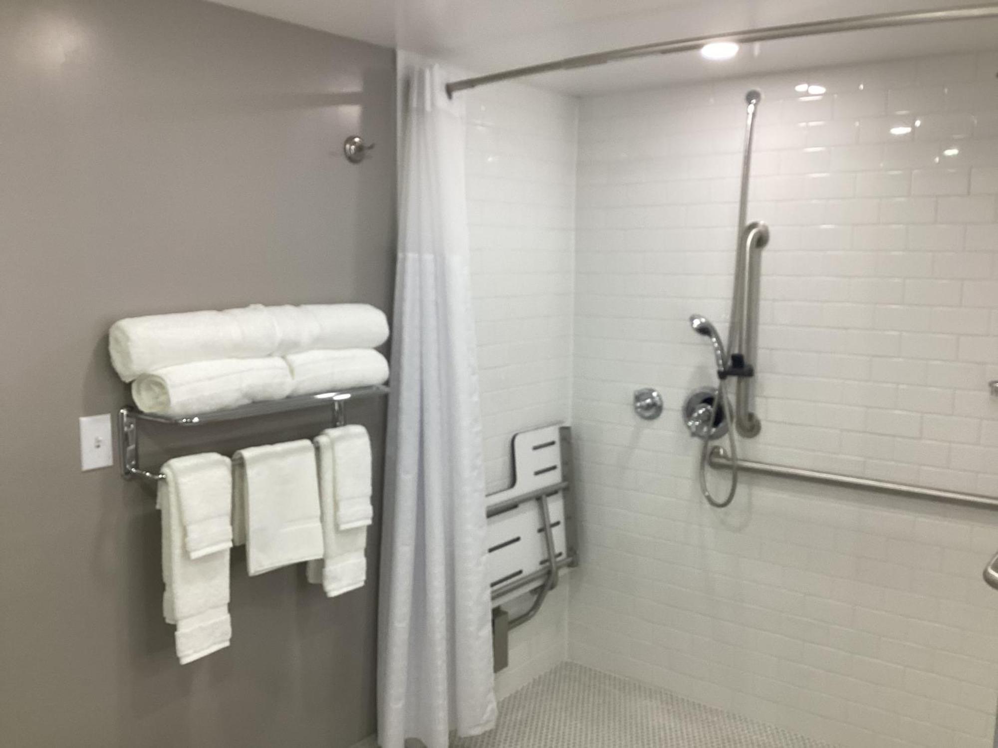 Zimmer mit Kingsize-Bett und rollstuhlgerechter Dusche - barrierefrei, Nichtraucher