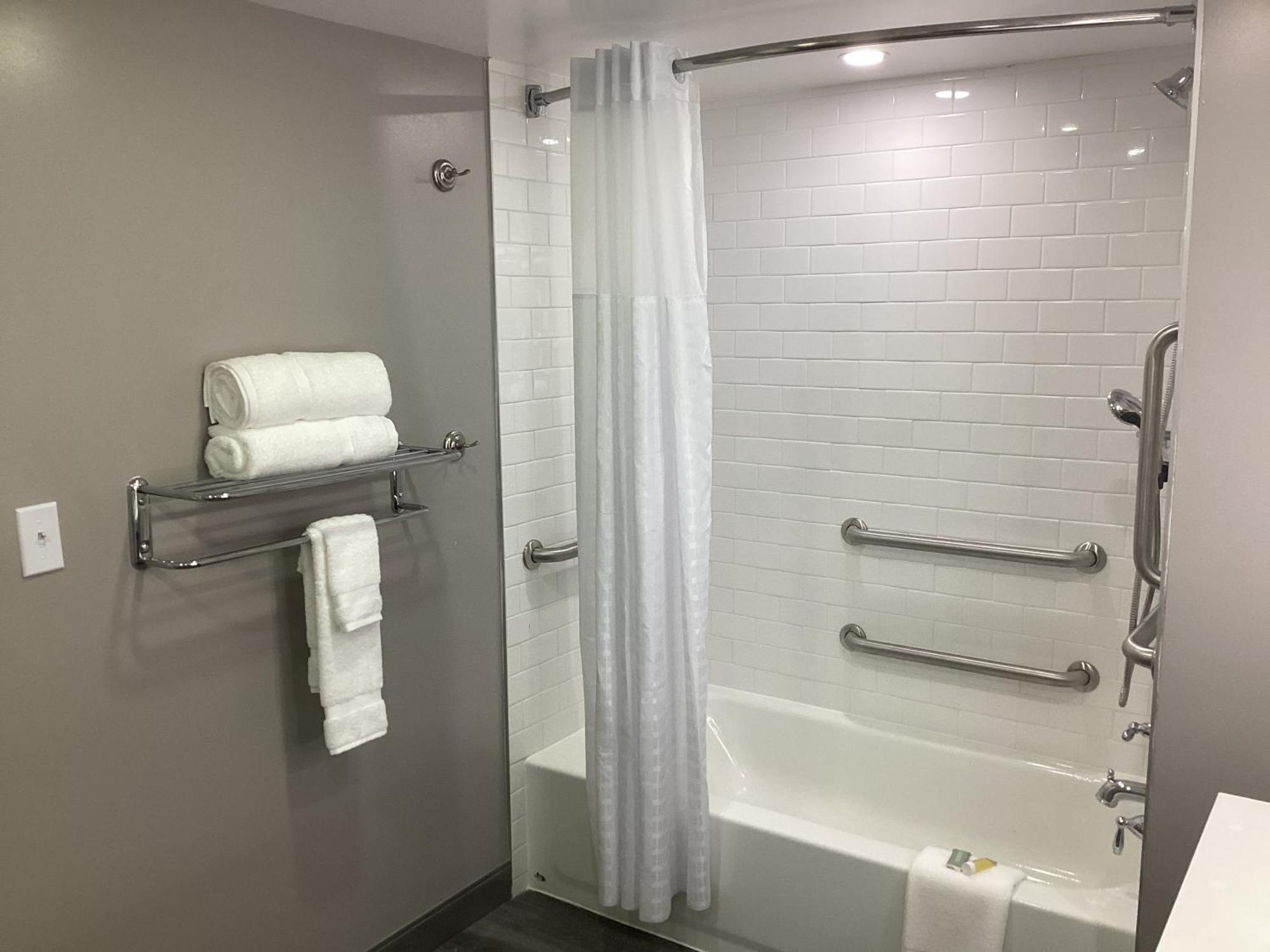 Zimmer mit Kingsize-Bett und Badewanne – barrierefrei, Nichtraucher
