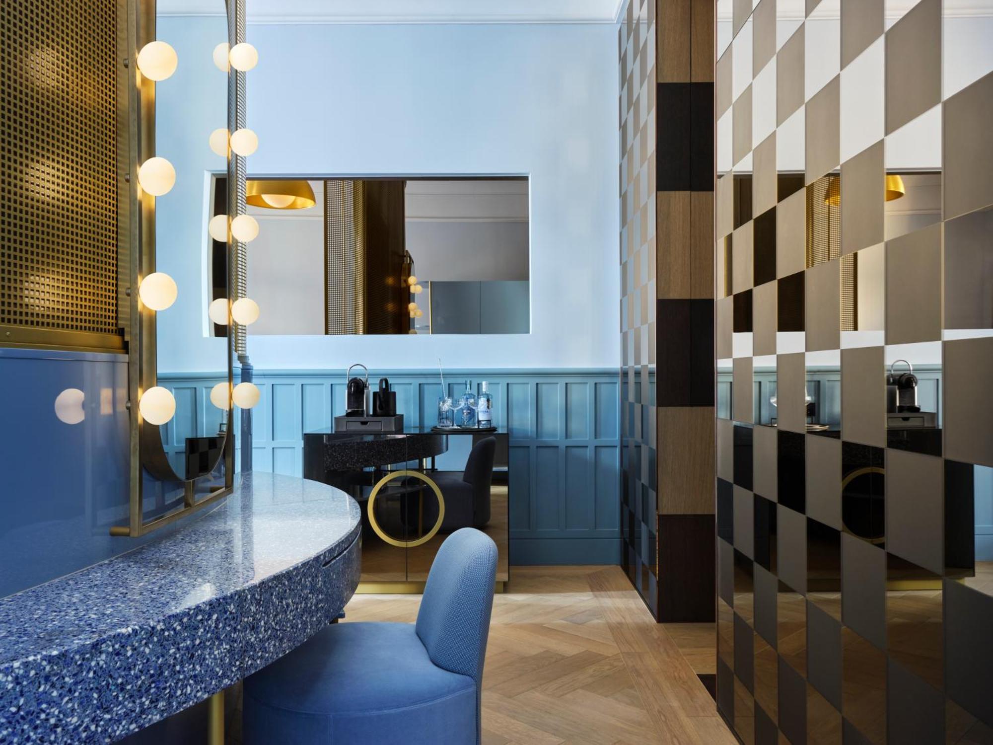 Studio King Suite Street View