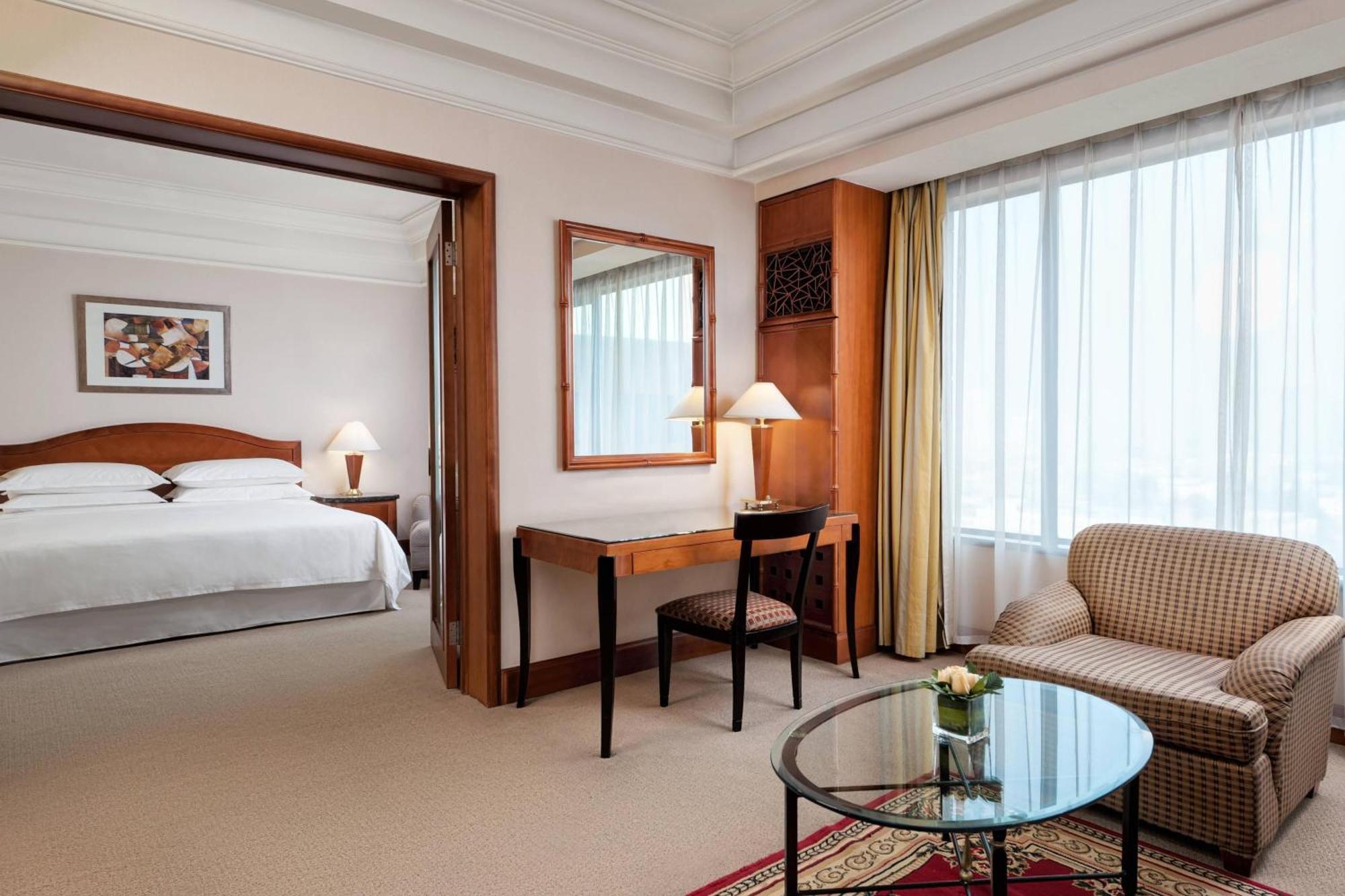 Suite Deluxe con cama doble grande y vistas a la ciudad