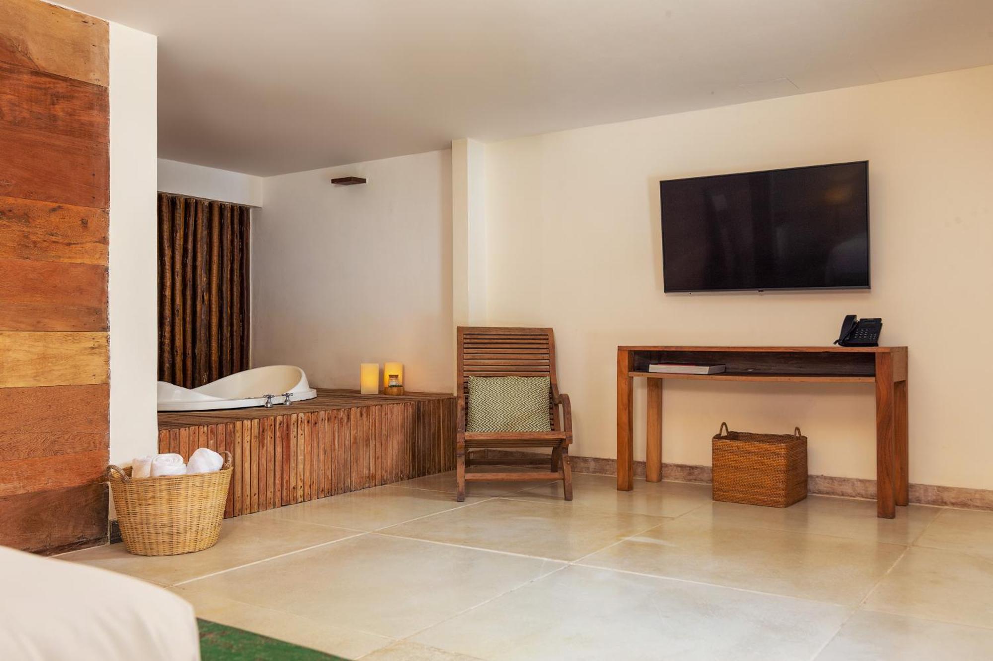 Deluxe Suite Spa Bath,1556974084:JPEG