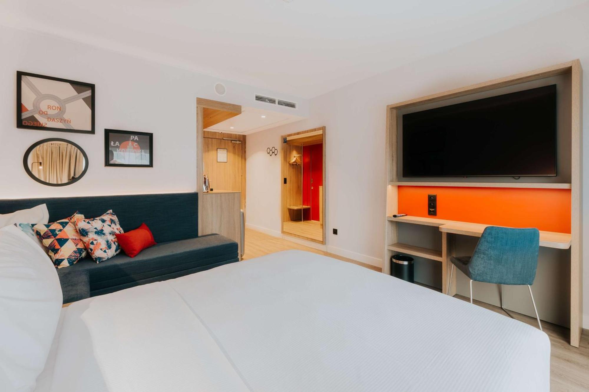 Zimmer mit Queensize-Bett und Schlafsofa