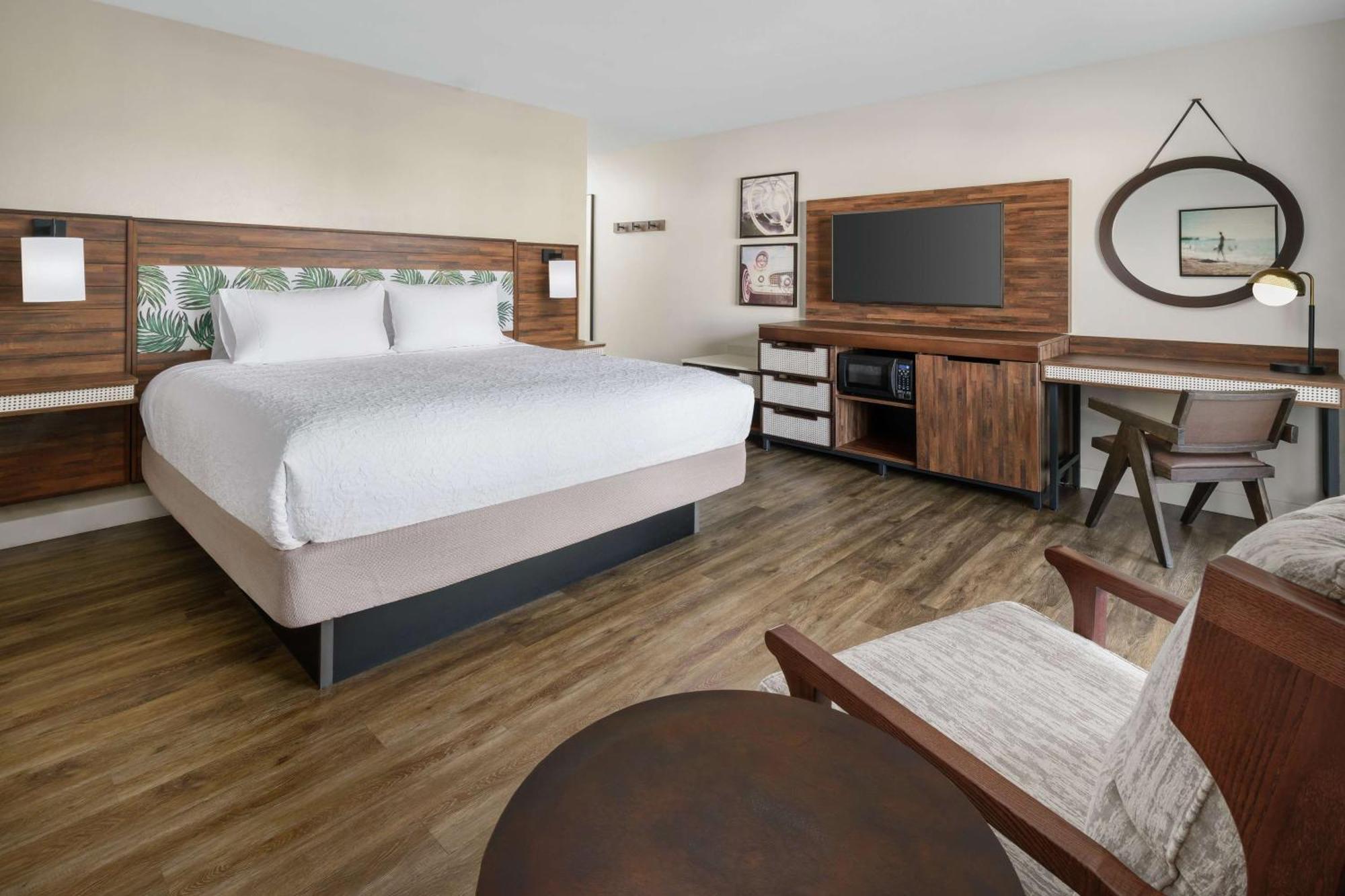 Habitación con cama extragrande.