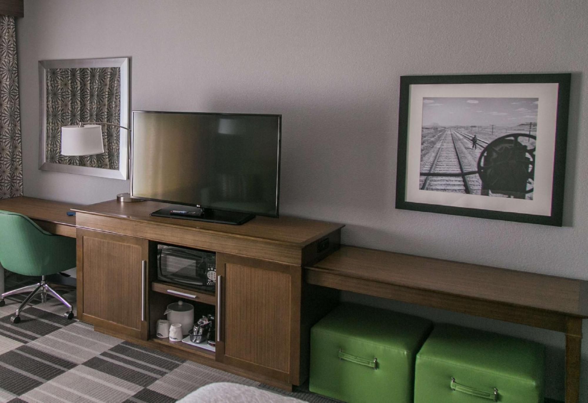 Habitación con cama extragrande, sofá cama y ducha accesible en silla de ruedas - Adaptada para personas con movilidad reducida - No fumadores