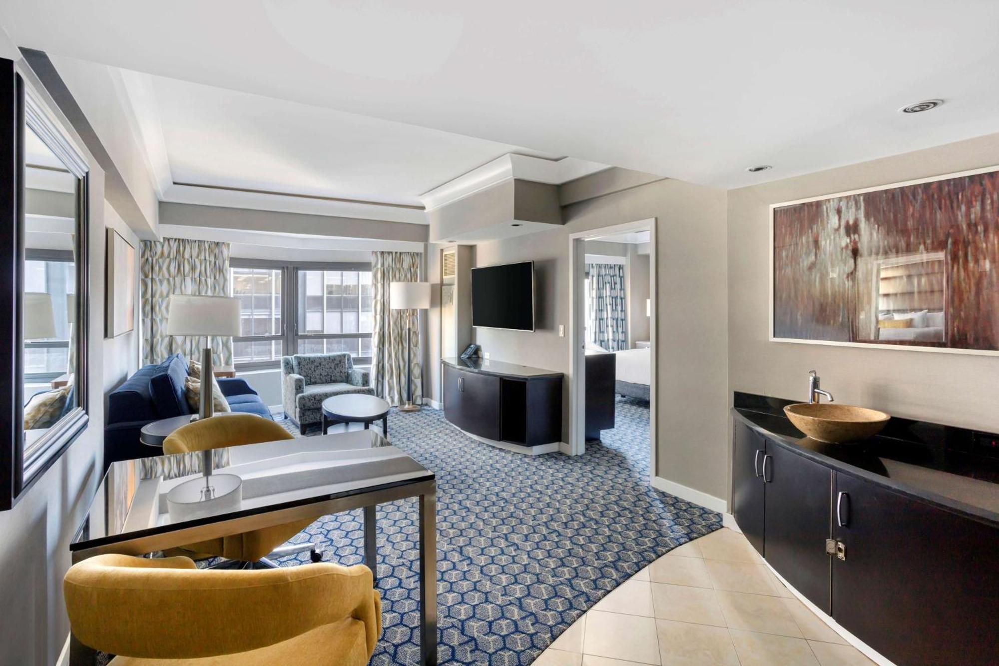 1 Bedroom King Suite Queen Sofabed