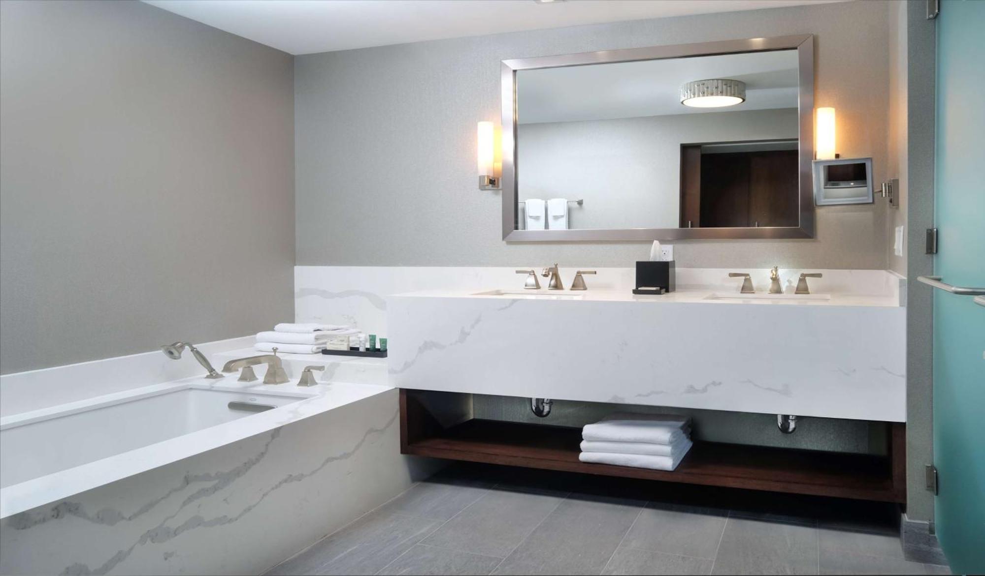 Suite Premier Preferred mit 2 Zimmern, 1 Kingsize-Bett und seitlichem Meerblick
