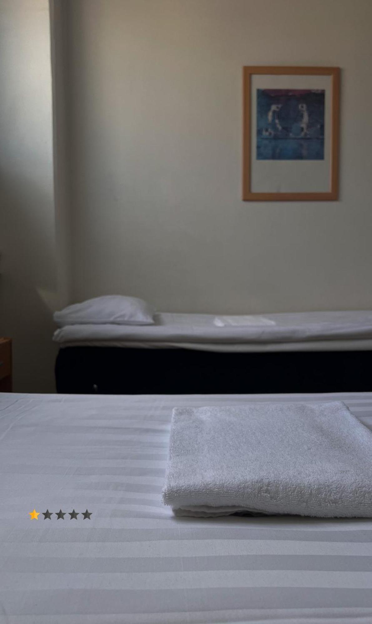 Camera Doppia con Letti Singoli e Bagno in Comune