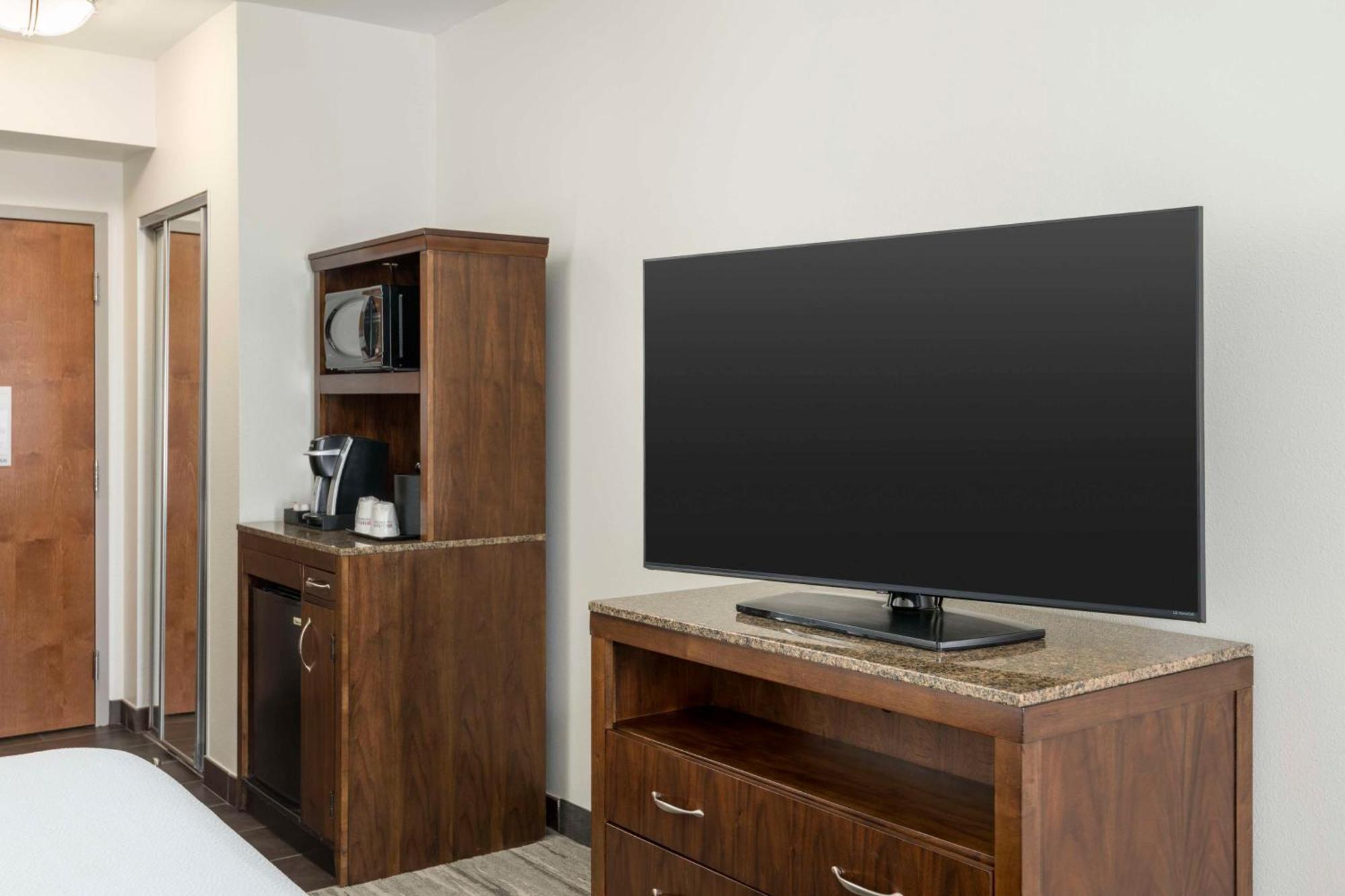 Habitación con cama extragrande.