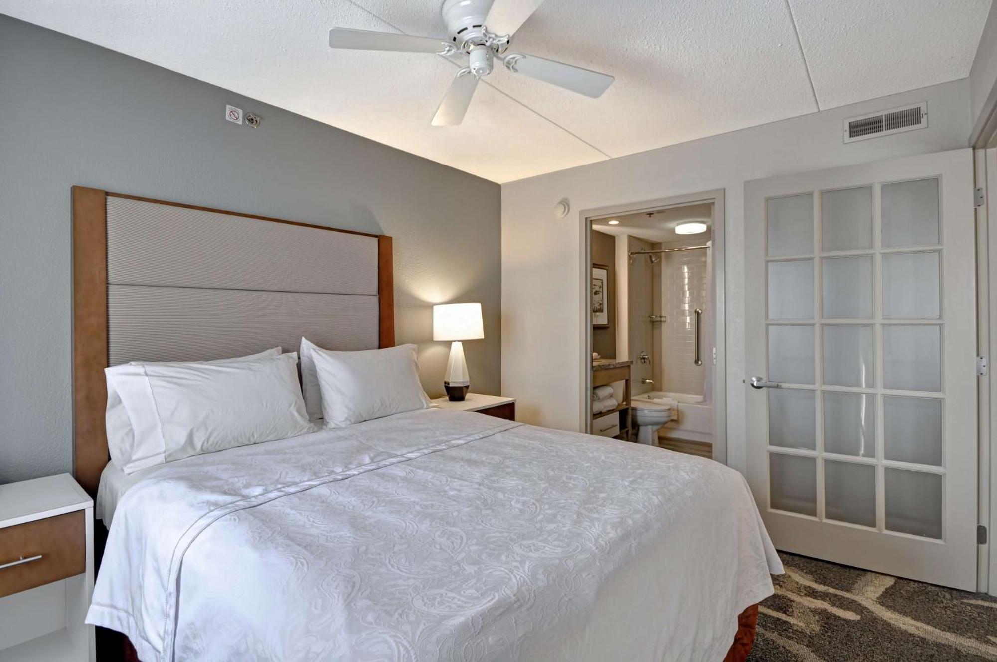 One-Bedroom Queen Suite Non-Smoking