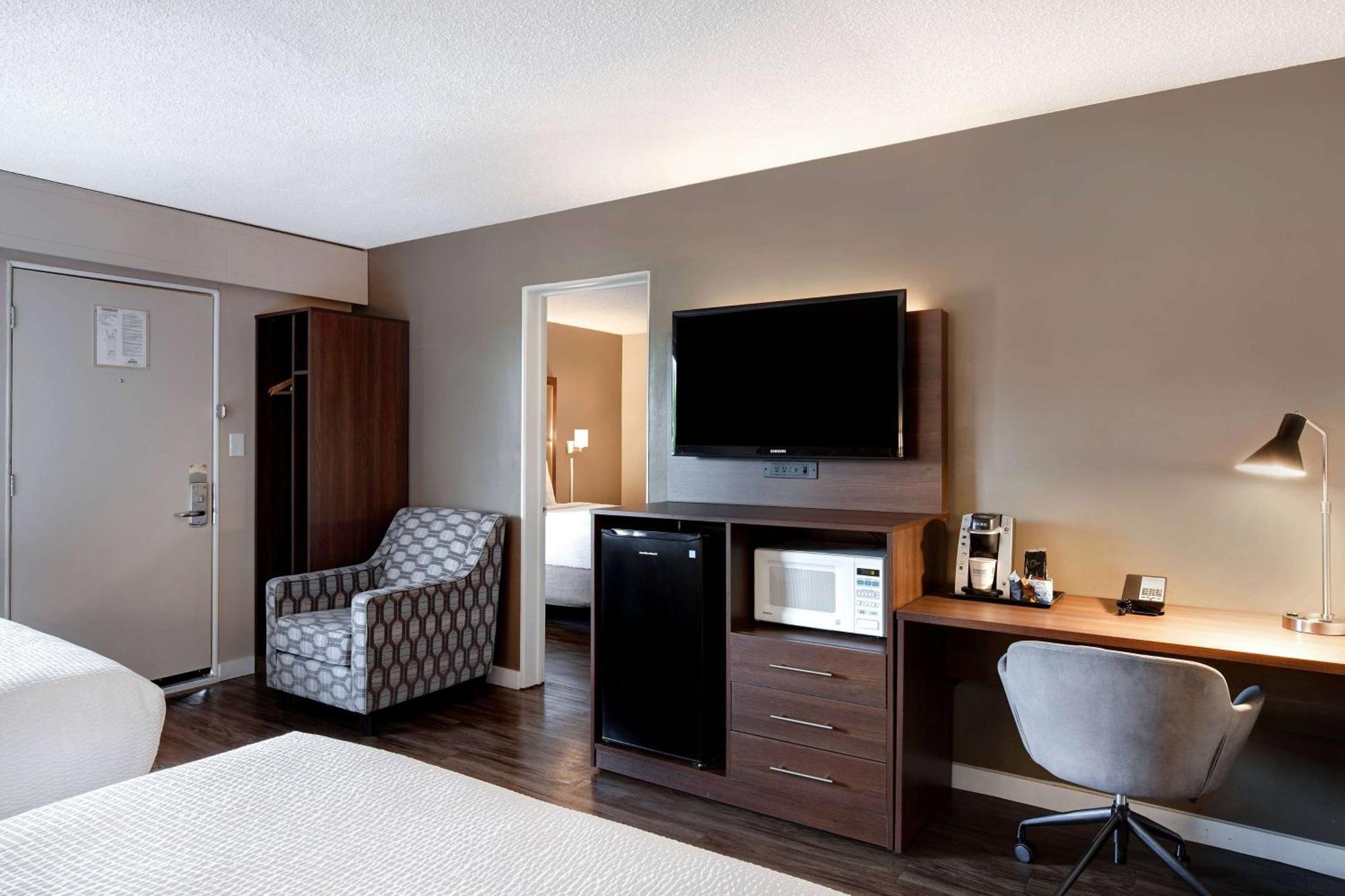 Economy Queen Room Three Queen Beds Non-Smoking
