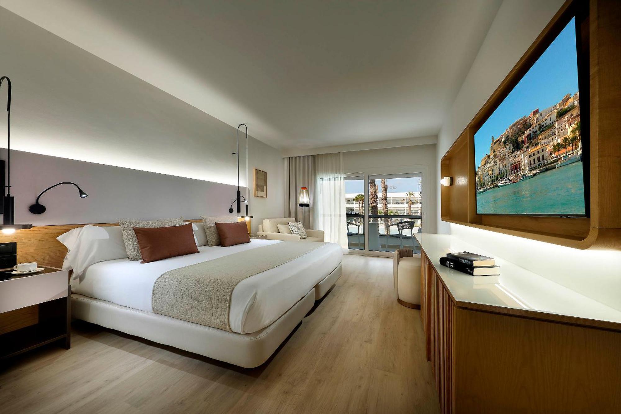 Deluxe Room Pool View