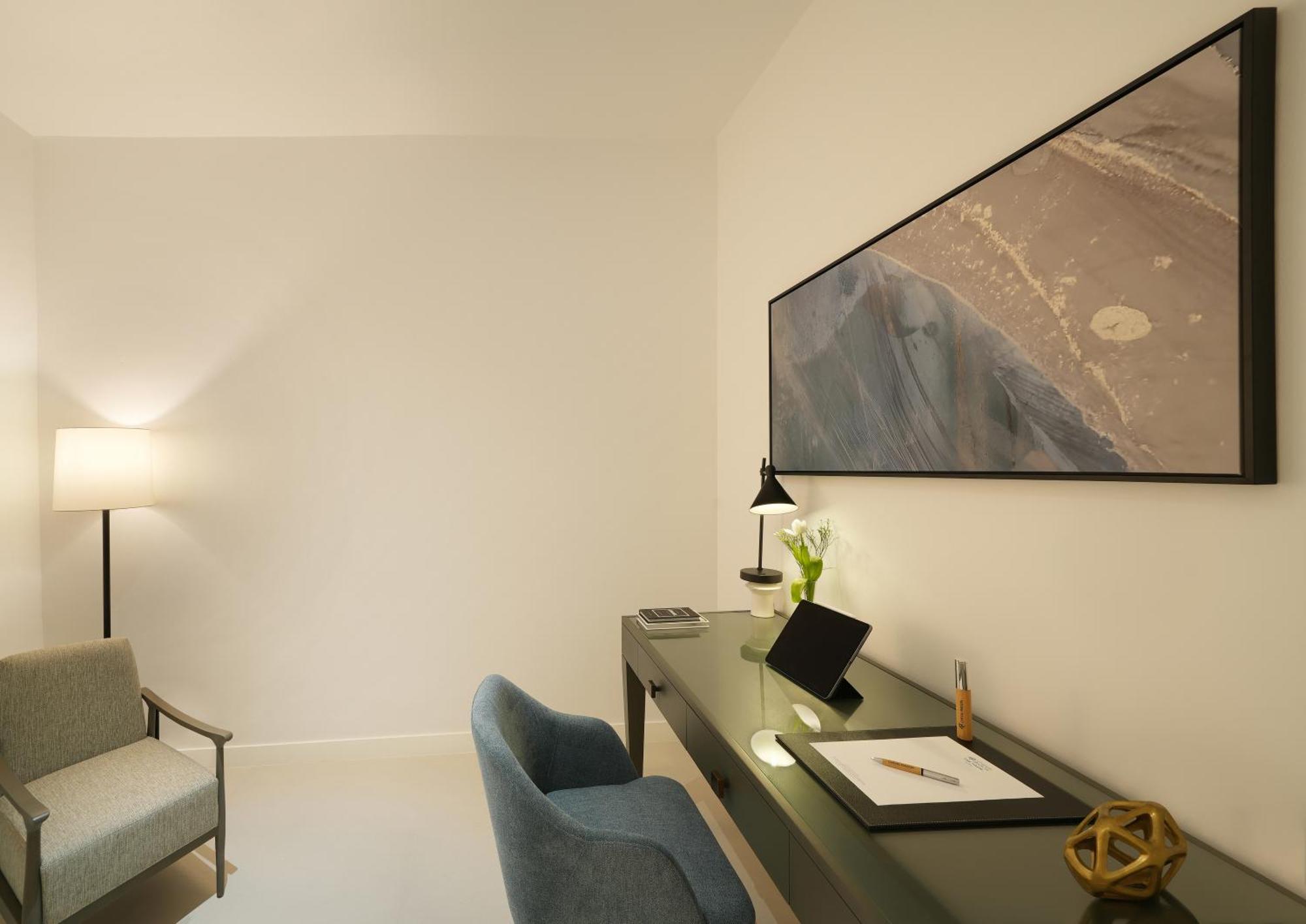 Deluxe One-Bedroom Apartment