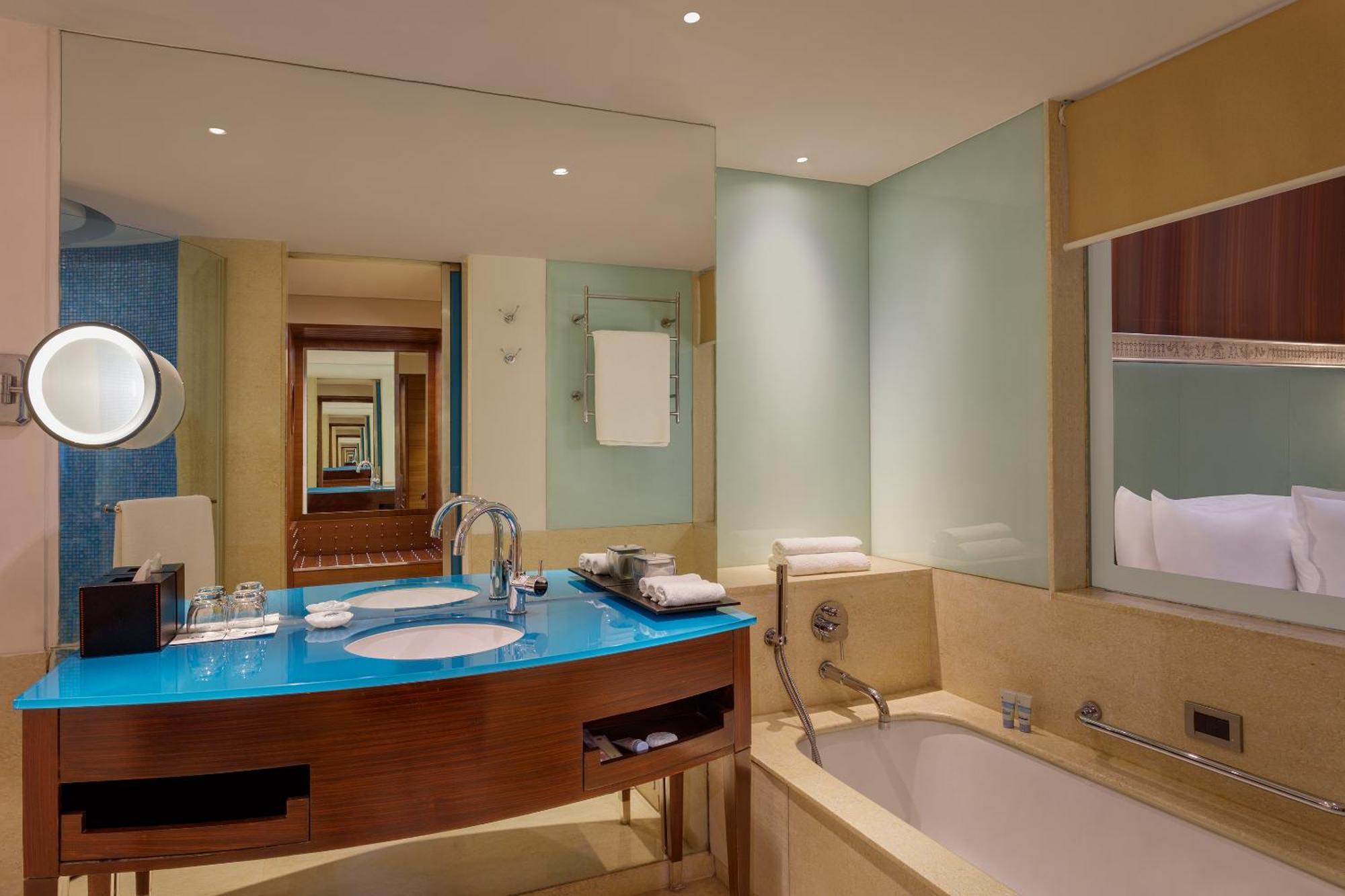 Executive club exclusive, Club level, Guest room, King, Cocktail hours with One on One beverage offer,1614362828:JPEG