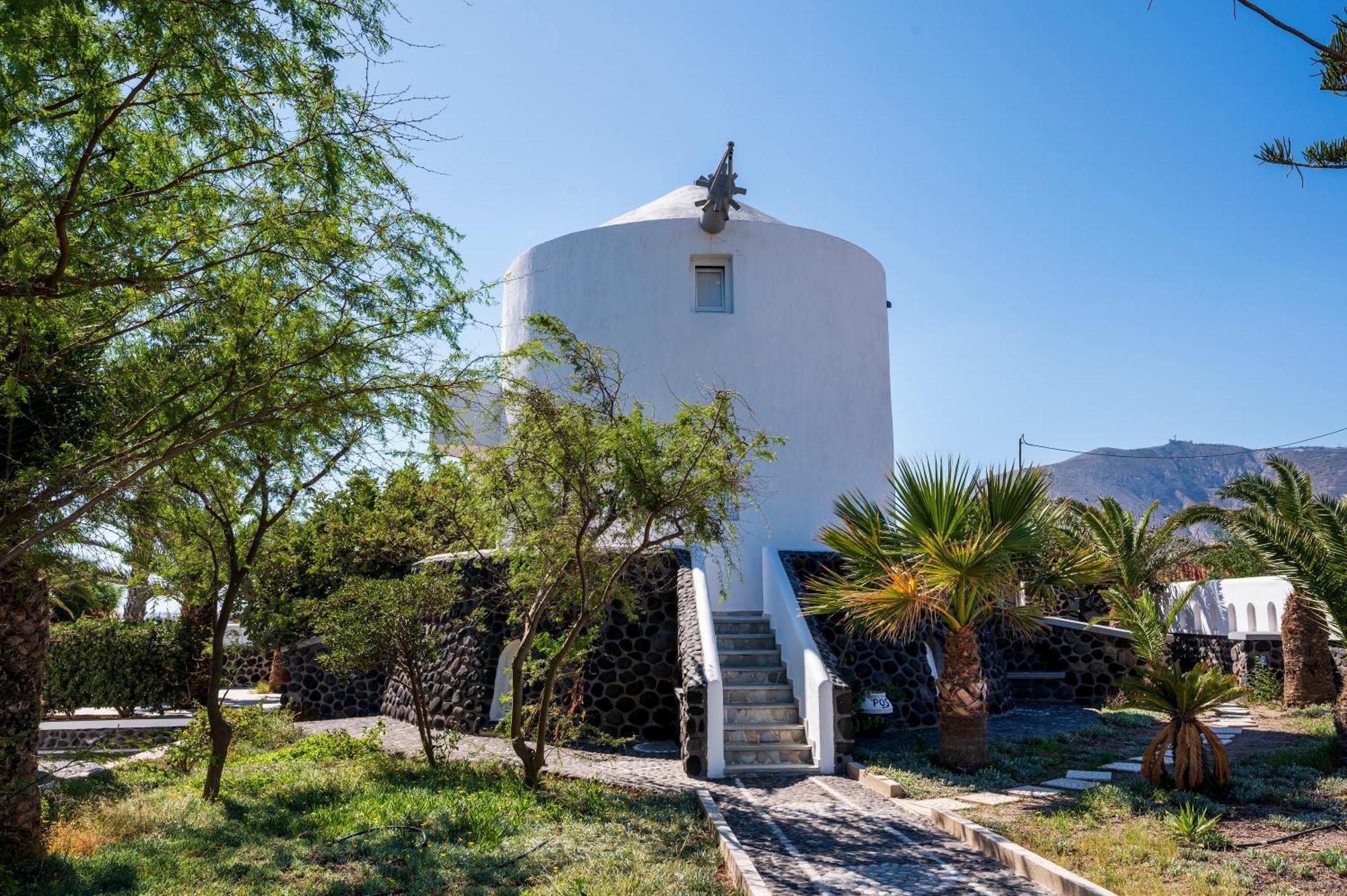 Windmill Deluxe Suite with shared pool