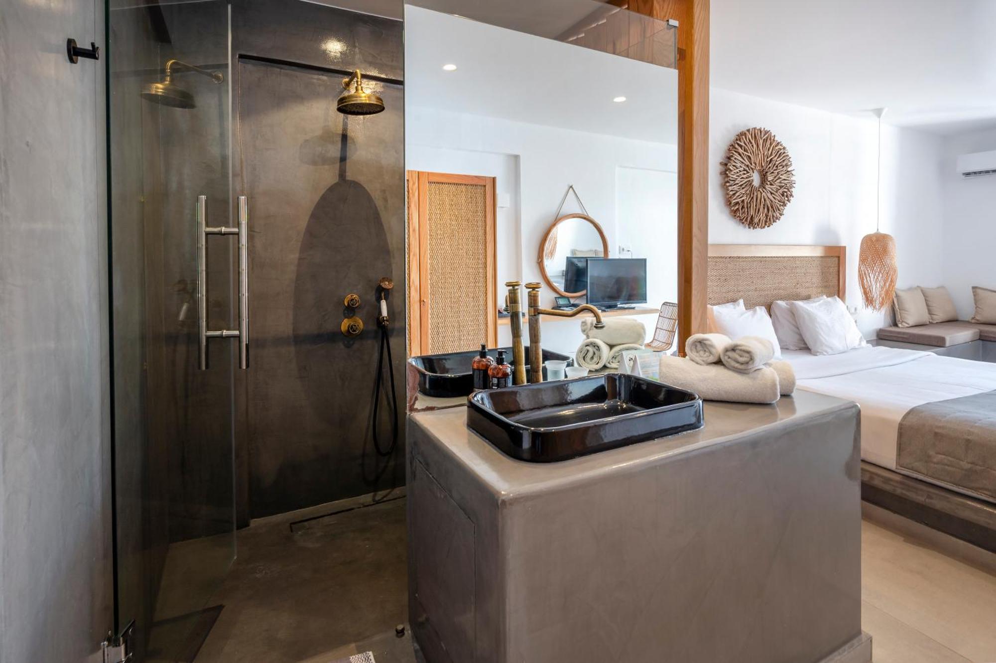 Junior Suite Shared Pool