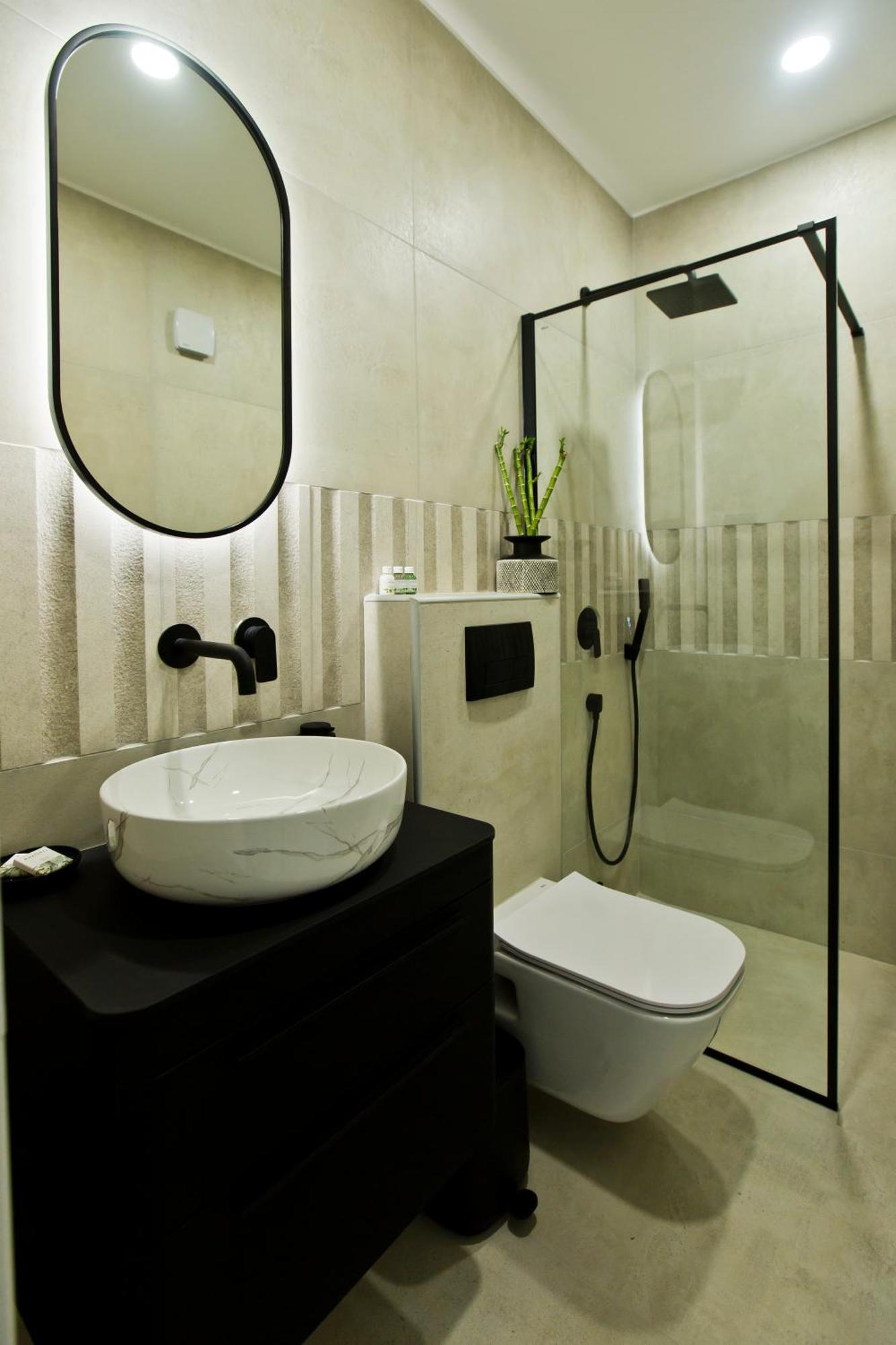 Habitación con cama grande y bañera de hidromasaje