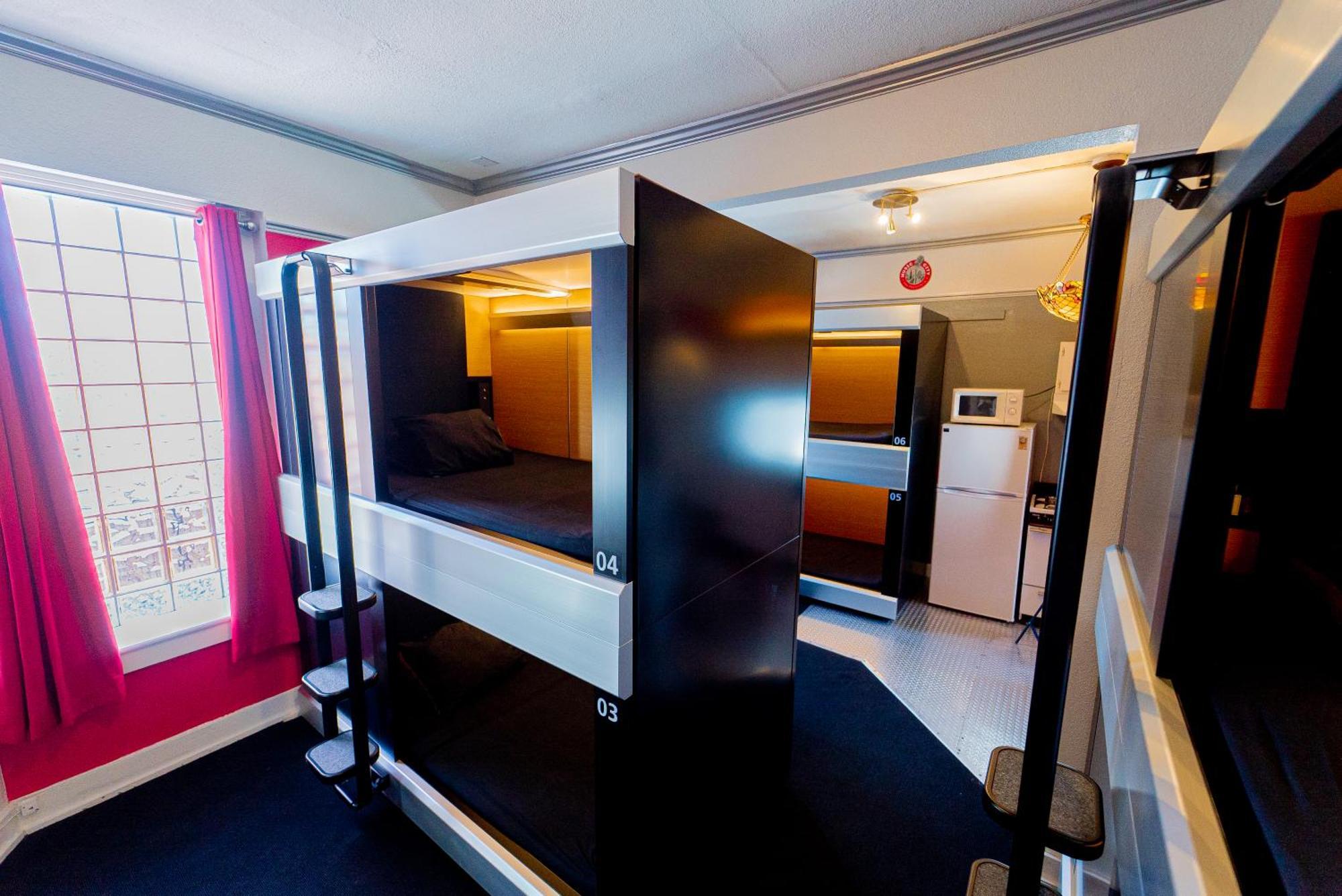 Single Bed 6 Bed Female Capsule Room Private Bathroom