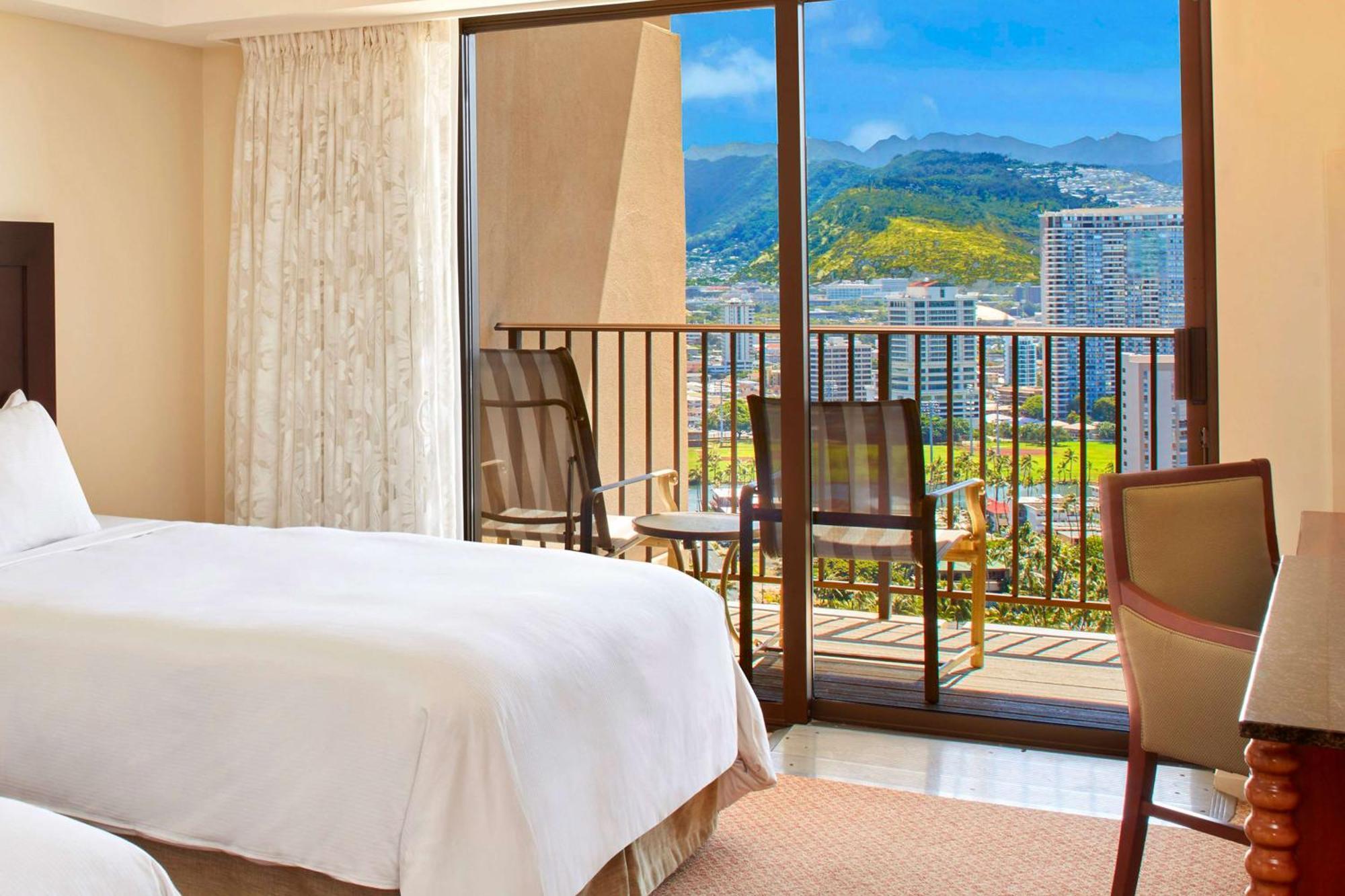 Zimmer mit 2 Doppelbetten und Blick auf das Resort