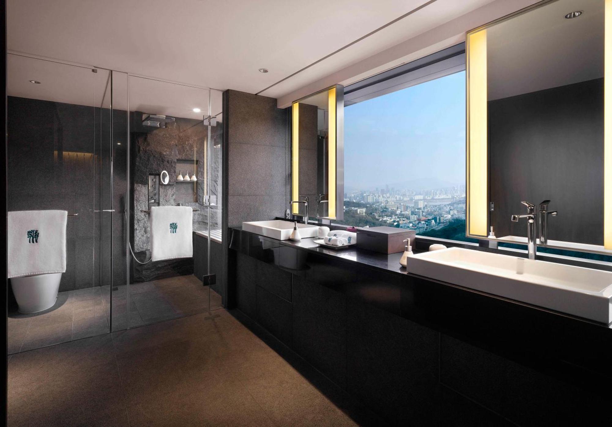 Grand Premier Pool Suite