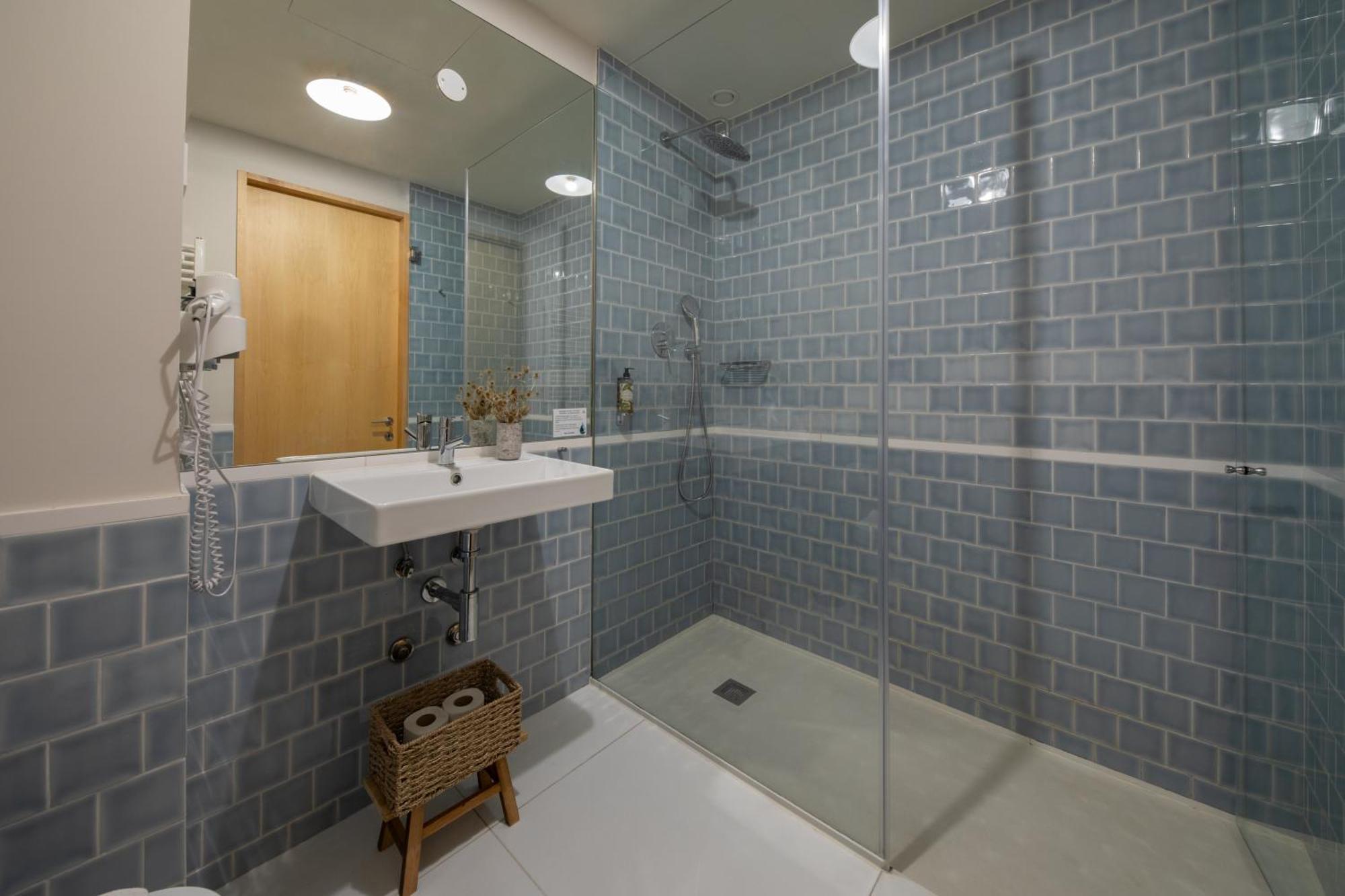 Apartamento Superior com 2 Quartos, Varanda e Vista Rua