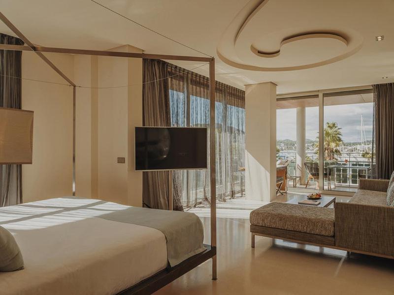 Suite Angolare con Ampia Terrazza e Accesso Spa